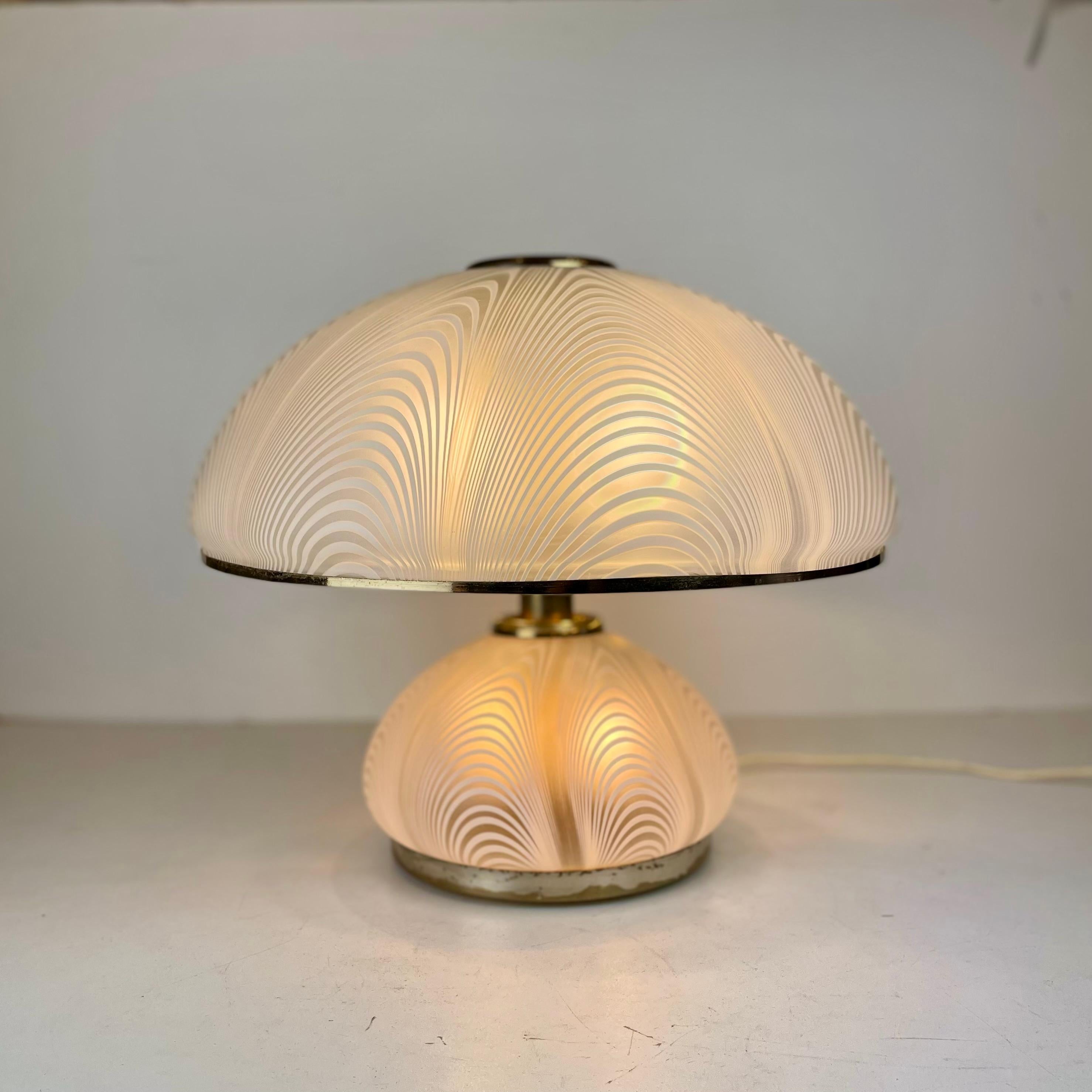 Stupefacente lampada da tavolo a doppia fonte in vetro di Murano bianco a strisce psichedeliche con un dispositivo in ottone, sia la parte inferiore che quella superiore possono essere accese in modo indipendente. Progettato nello stile di Venini a