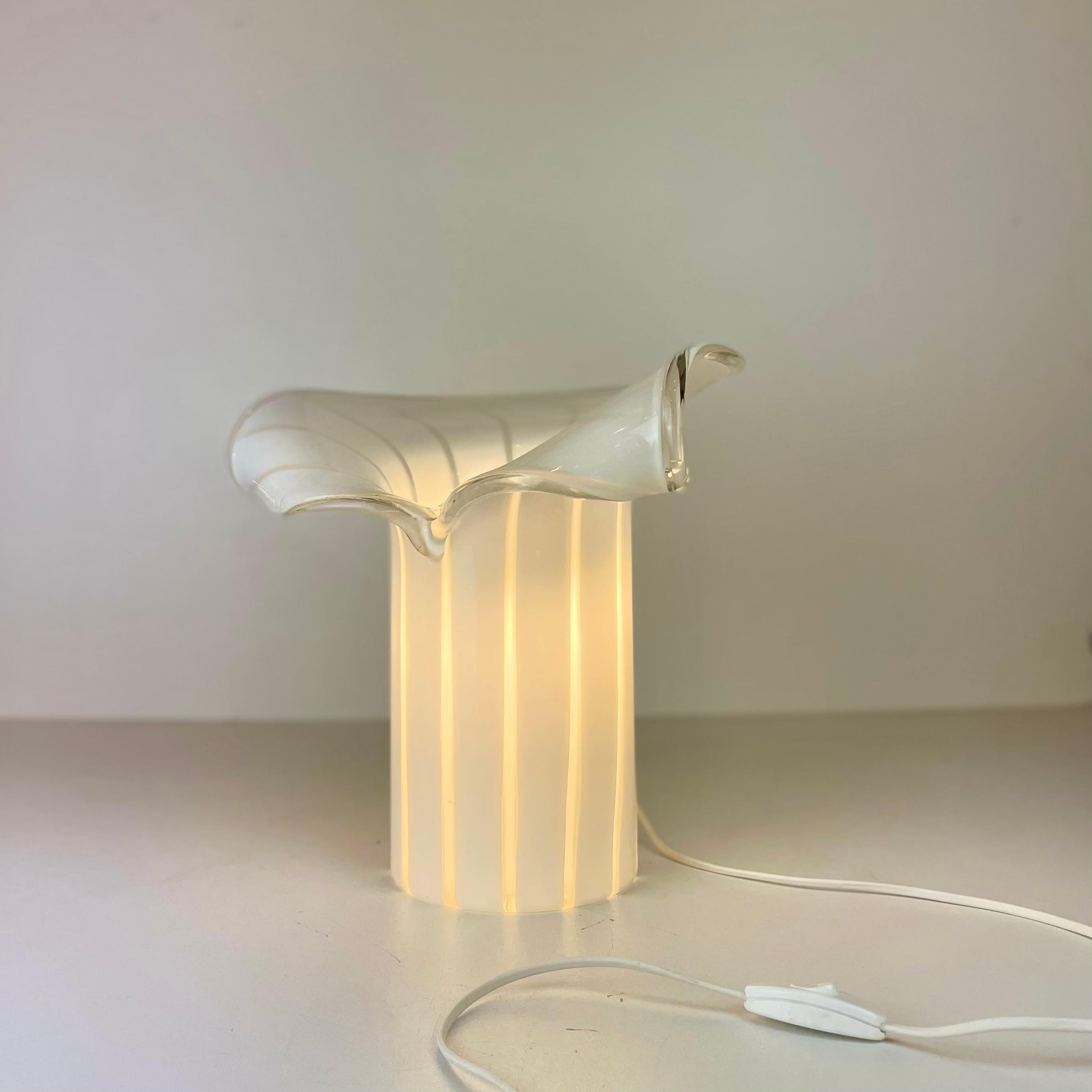 Italian table lamp made of white stripped Murano glass in a kind of calla flower shape, in the style of Vistosi from the 1970’s.
-
Lampe de table italienne en verre de Murano blanc rayé en forme de fleur de calla, dans le style de Vistosi des années