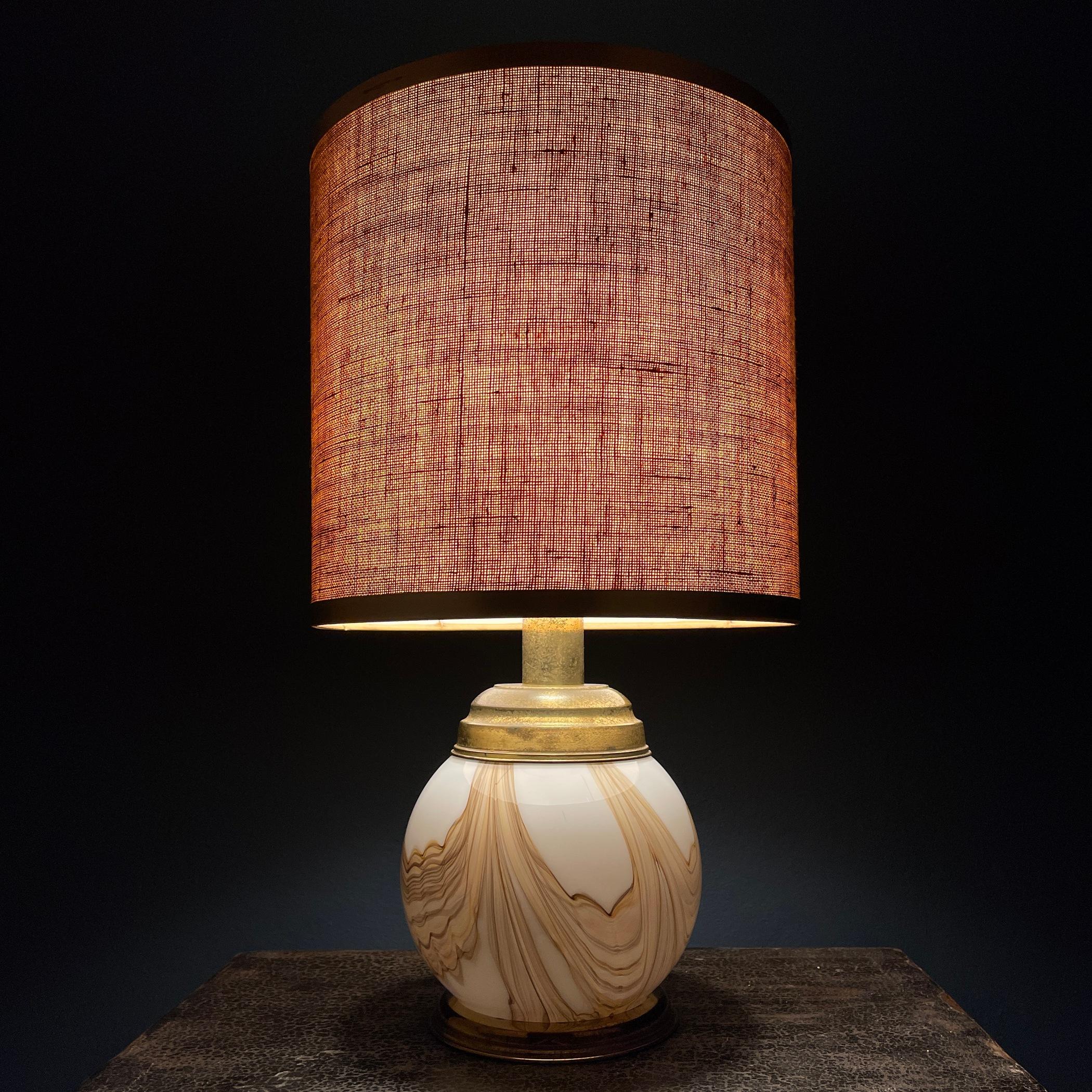 Wir präsentieren die klassische Murano-Lampe, ein Meisterwerk, das in den glanzvollen 1970er Jahren in Italien hergestellt wurde. Dieses exquisite Stück besticht durch sein faszinierendes Glasdesign, ein Zeugnis der Kunstfertigkeit der Glasmacher