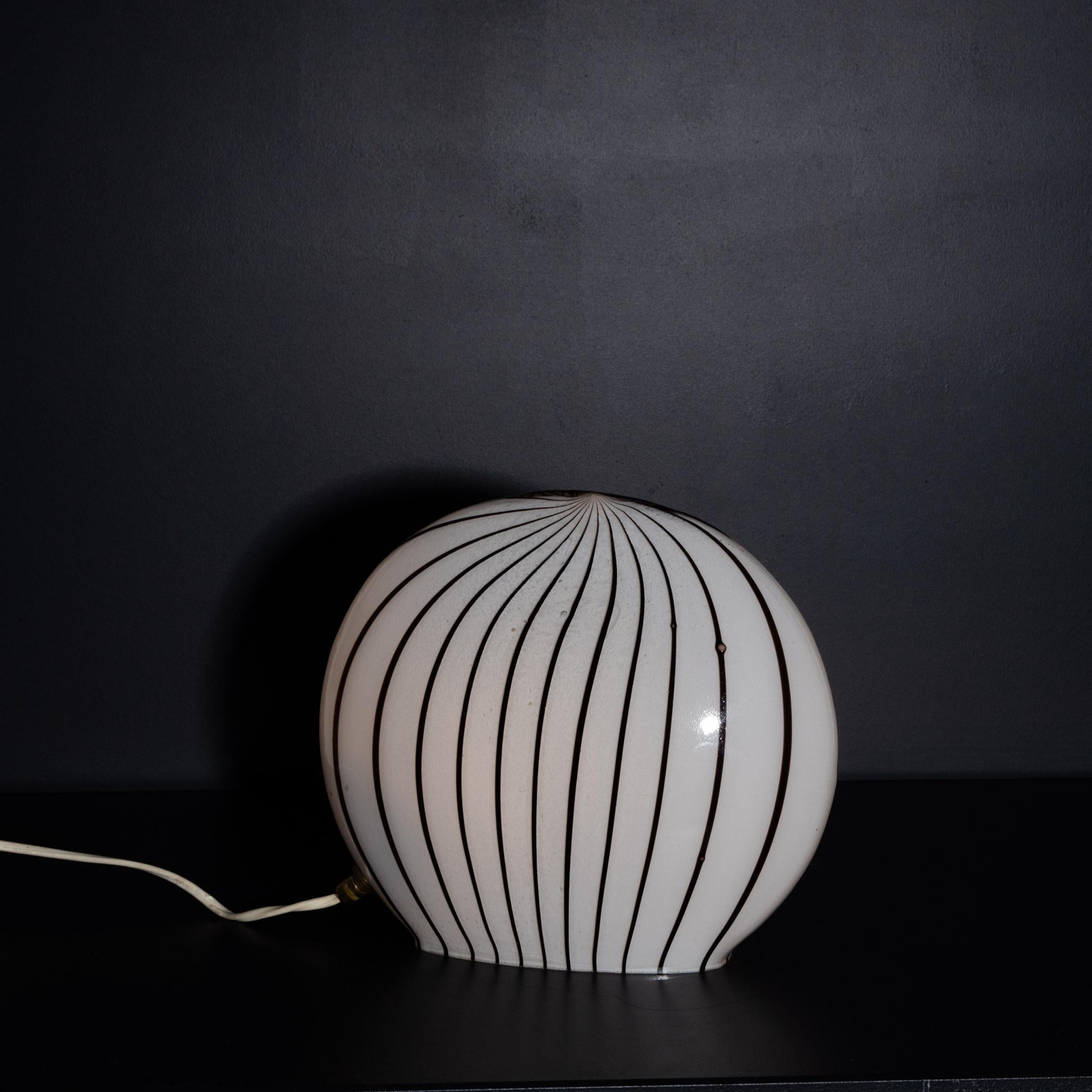 Lampada da tavolo in vetro di Murano bianco con strisce nere. Etichetta laterale 