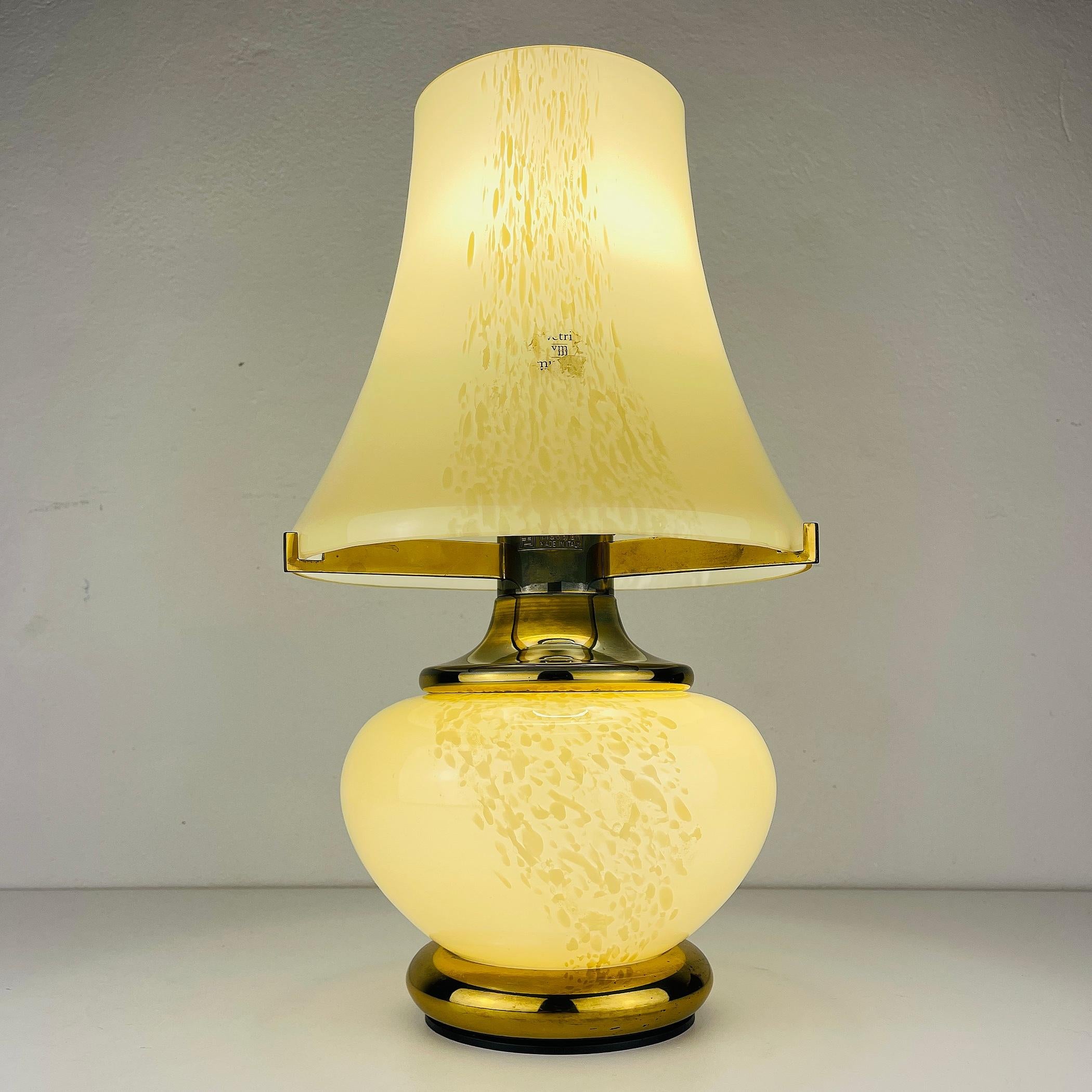 Murano glass table lamp Mushroom by F.Fabbian made in Italy in the 1970s. F.Fabbian was established in 1961 as a company manufacturing lighting appliances for residential and commercial purposes. Since May 2018, Fabbian has changed owners: it was