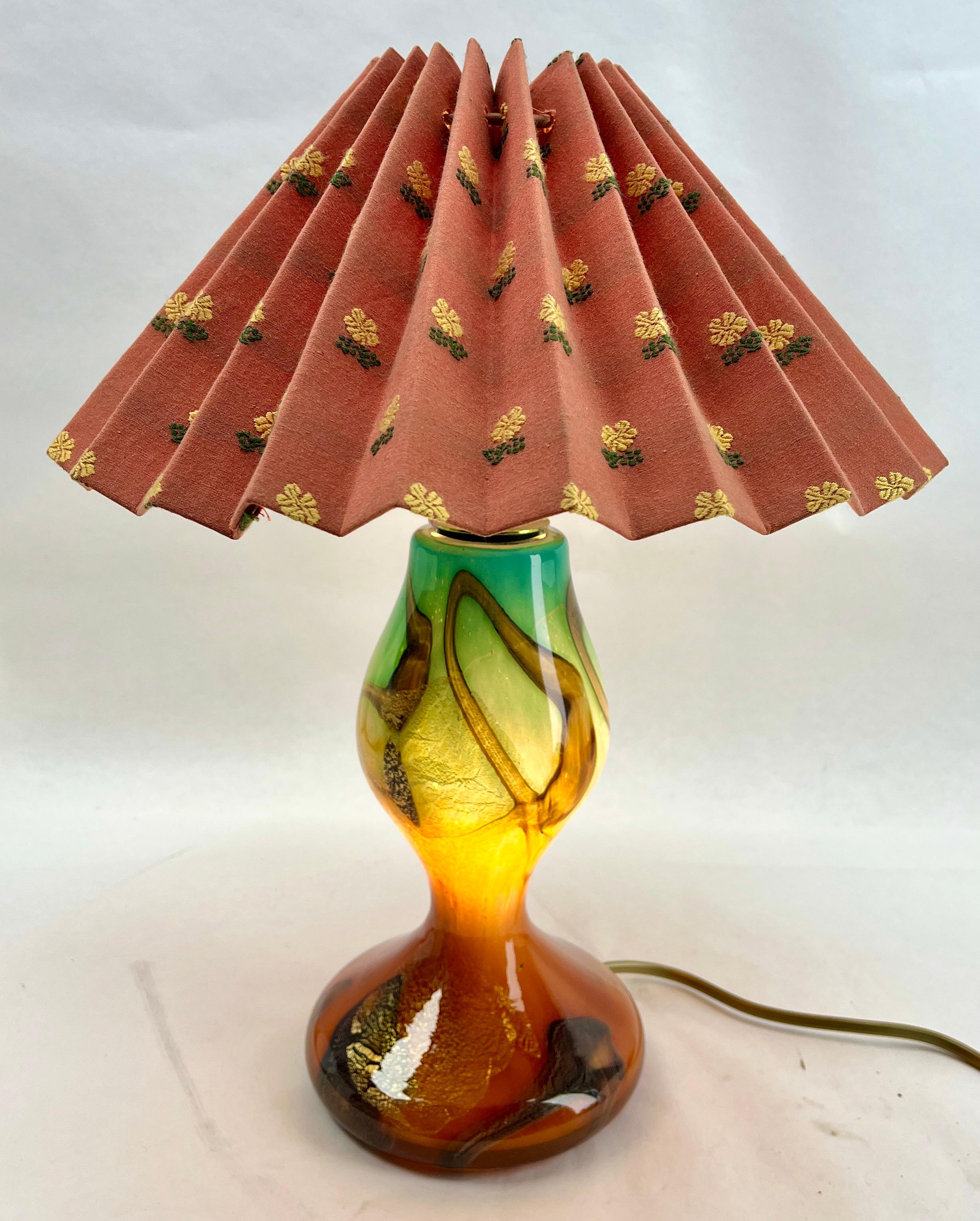 Murano Table Lamp With colored blown glass and Gold Flecks details. In Good Condition For Sale In Verviers, BE