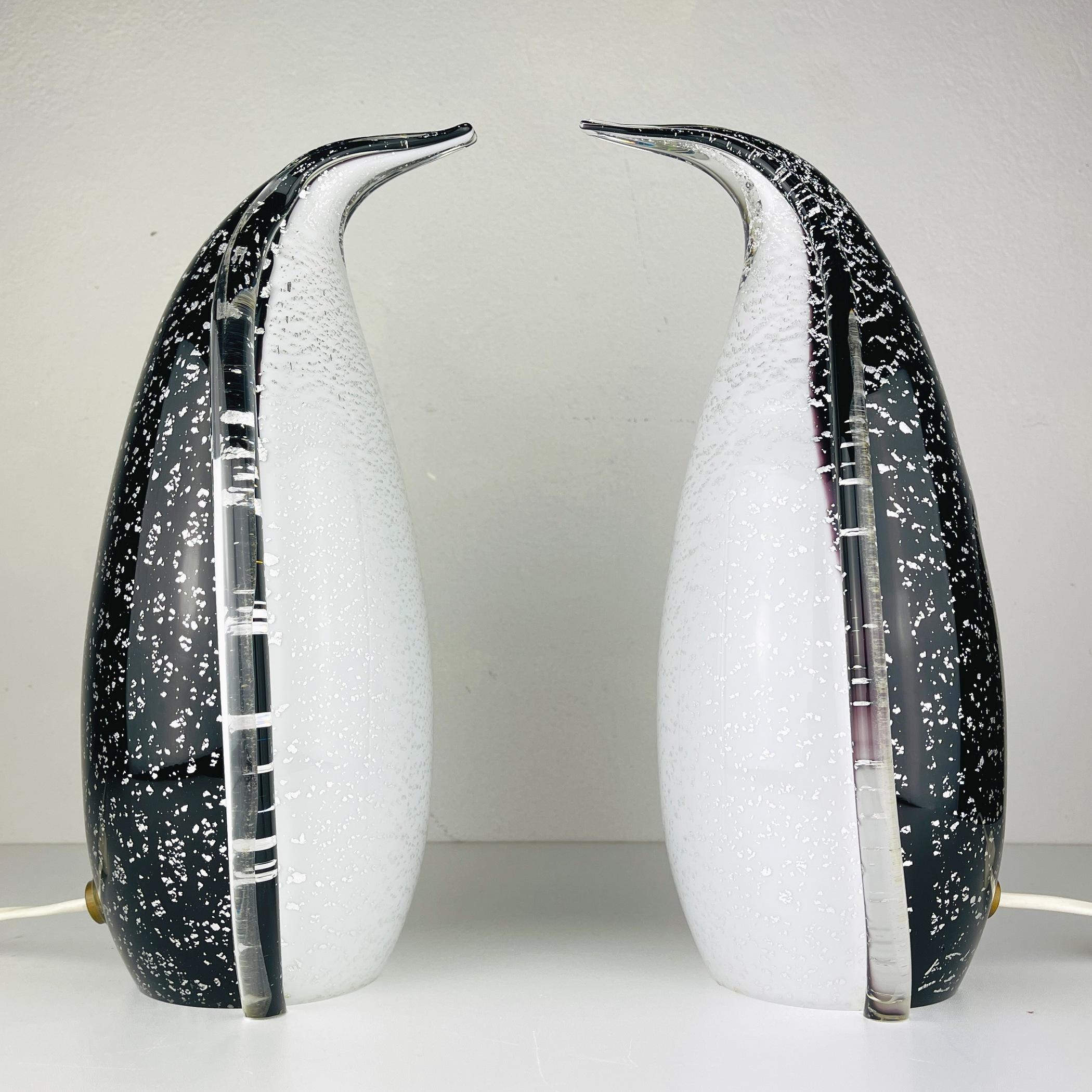 Paire rare et étonnante de lampes de table Murano Penguin fabriquées en Italie dans les années 1980. La technique de fabrication de la lampe est appelée Aventurina. Il s'agit d'une technique dans laquelle des paillettes de métal sont incrustées dans