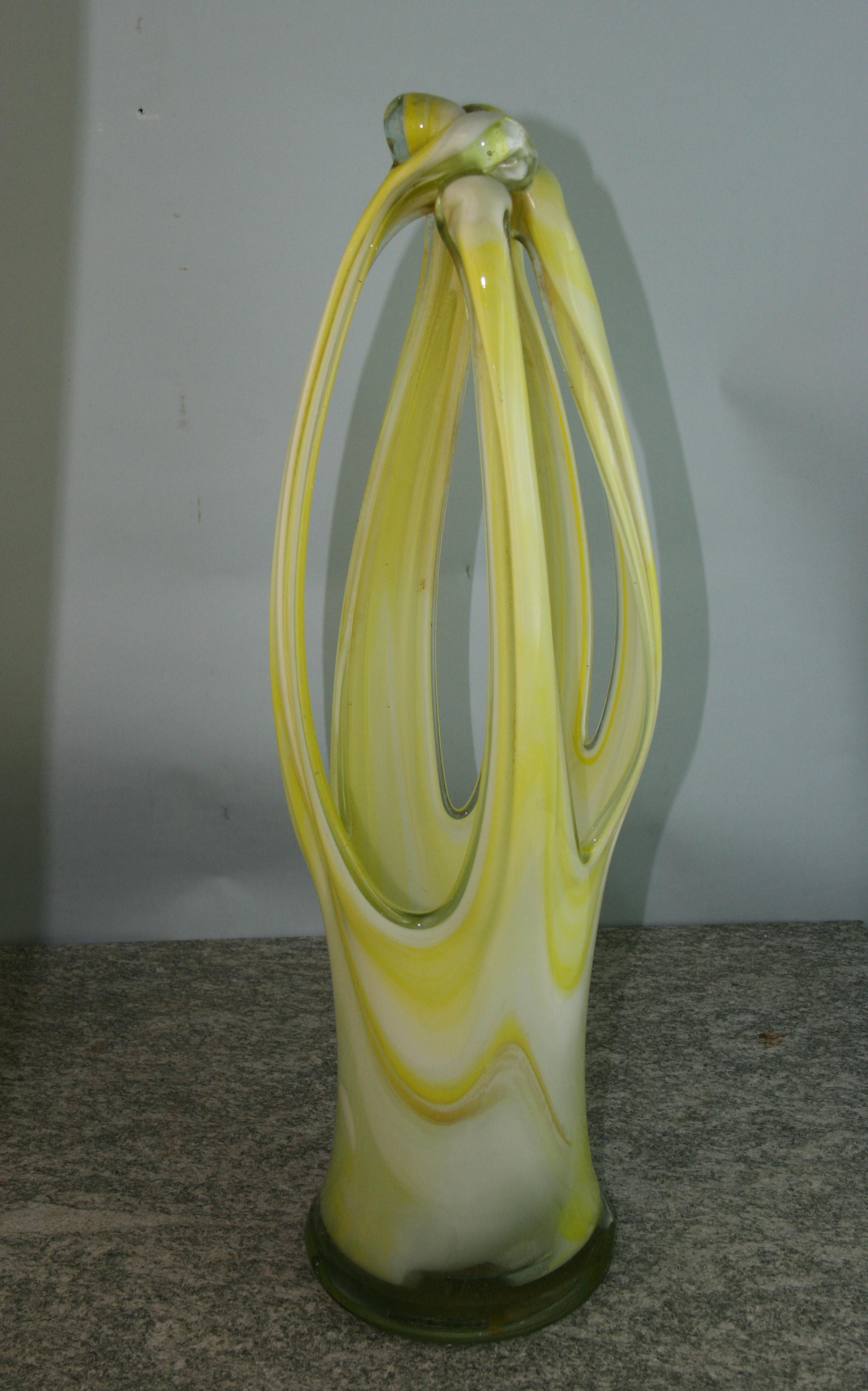 3-1093 Sculpture en verre d'art de Murano jaune et blanc.