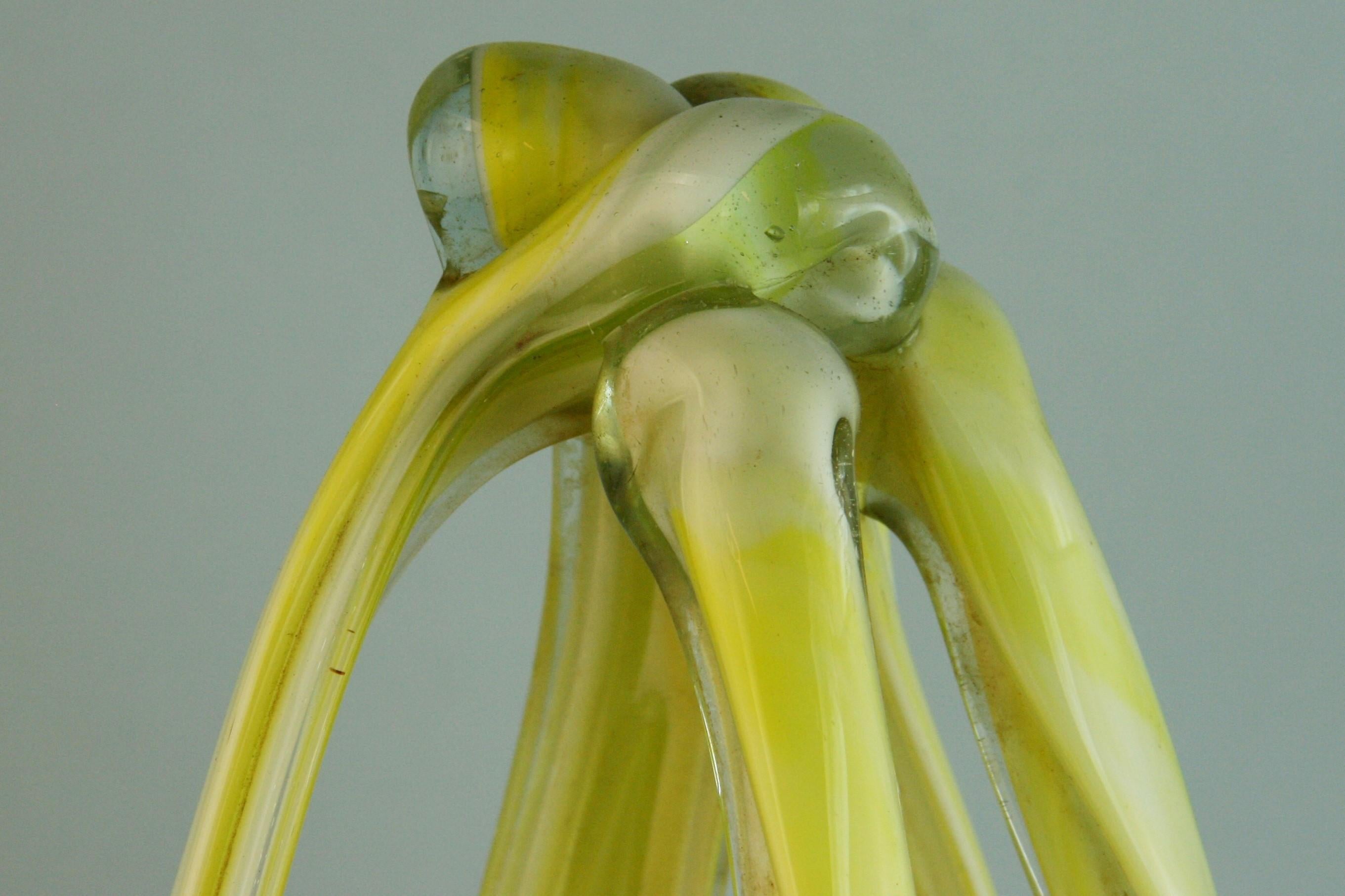 Scultura in vetro artistico di Murano alta, soffiata a mano, di colore giallo e bianco In condizioni buone in vendita a Douglas Manor, NY