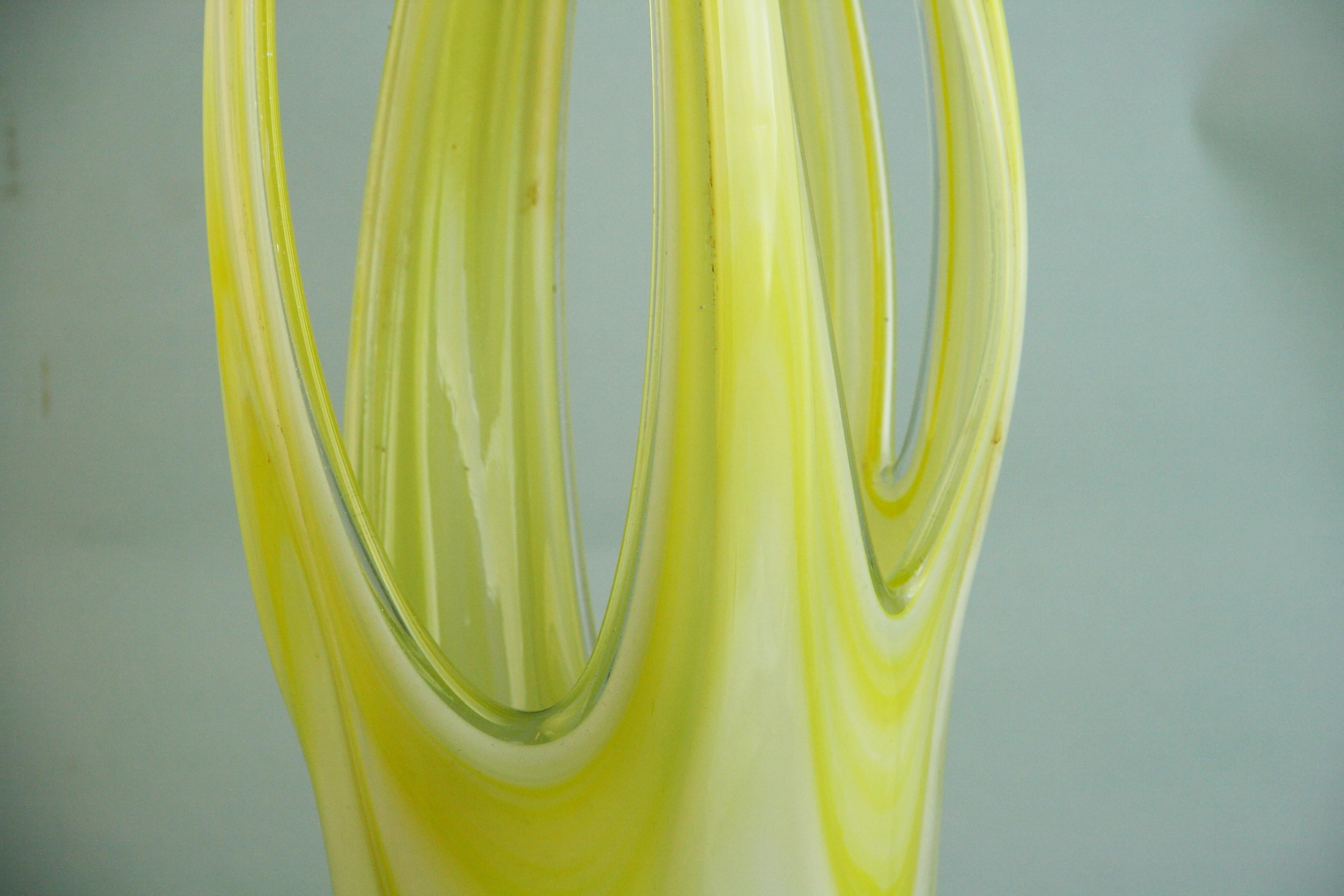 Murano - Grande sculpture en verre d'art soufflé à la bouche jaune et blanc en vente 1