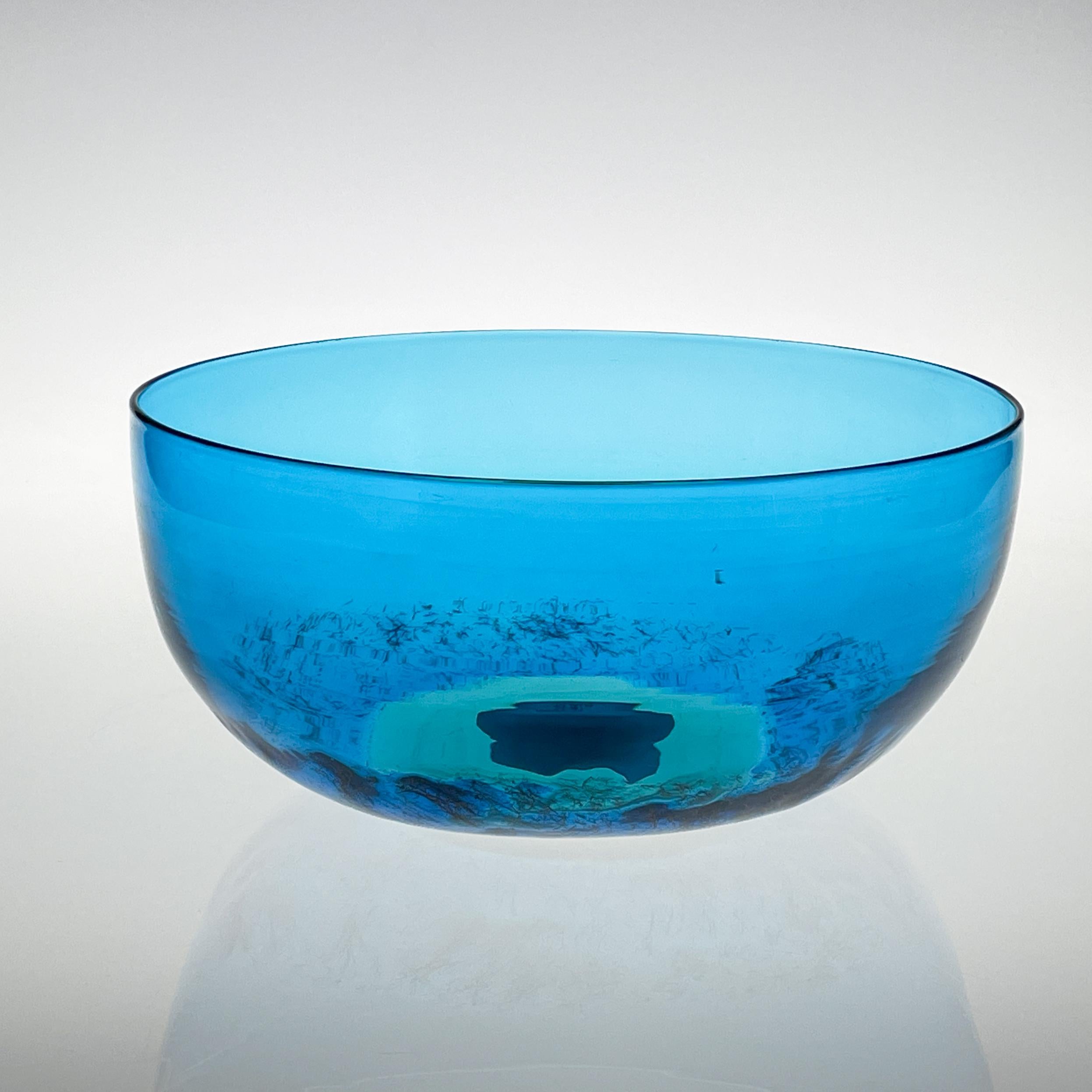 A capital “Inari” art-object/bowl, model 537.12, crafted in striking freeblown turquoise, pale yellow and black glass. Designed by the renowned Tapio Wirkkala in 1981-1982, this rare piece was brought to life by the skilled craftsmen of the Venini