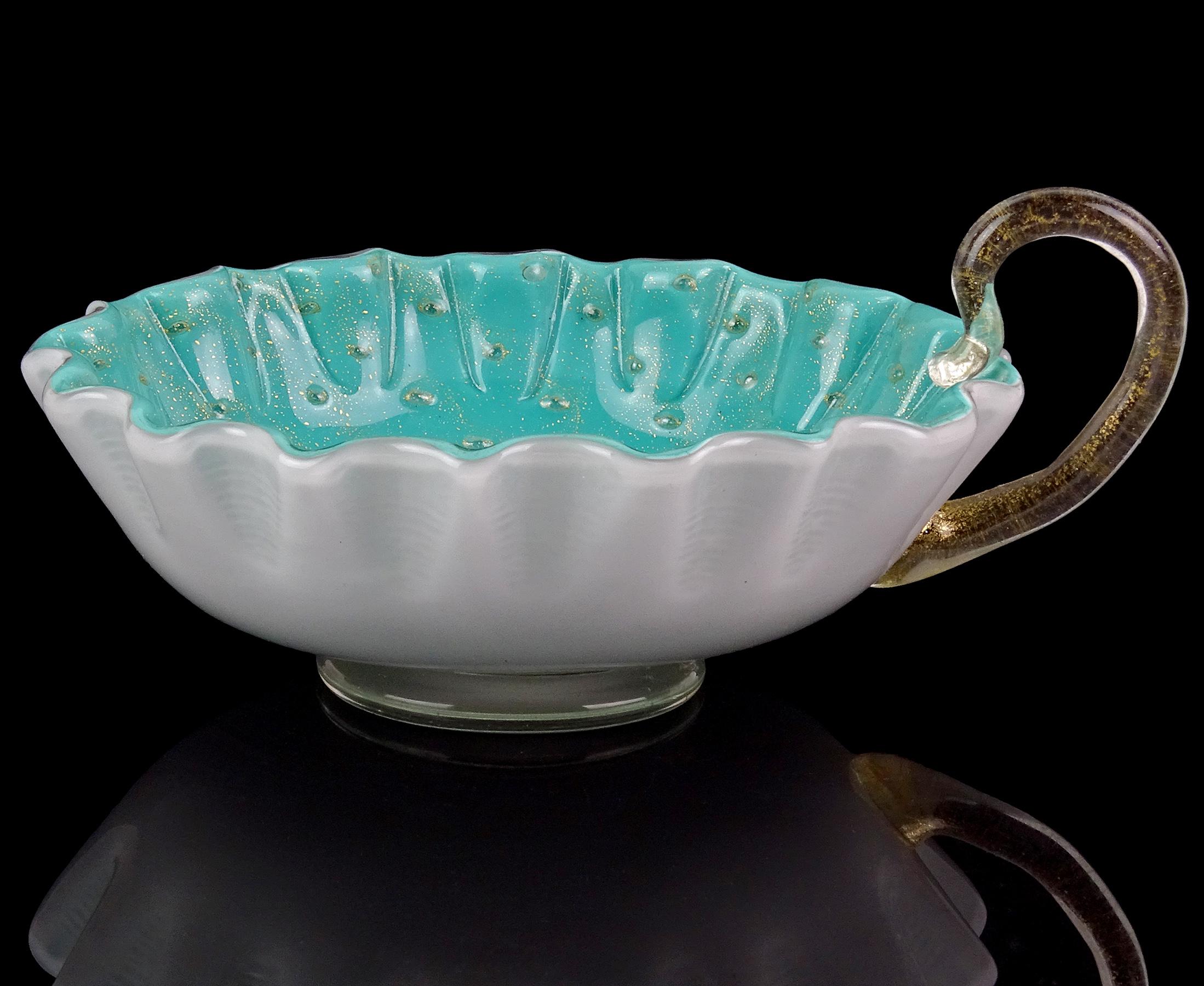 Schöne Vintage Murano mundgeblasen teal grün, Blasen und Goldflecken italienischen Kunstglas gekräuselten Rand Schüssel. Die Schale hat einen Fuß aus klarem Glas, mit klarem und goldenem Griff. Sie wurde in der 