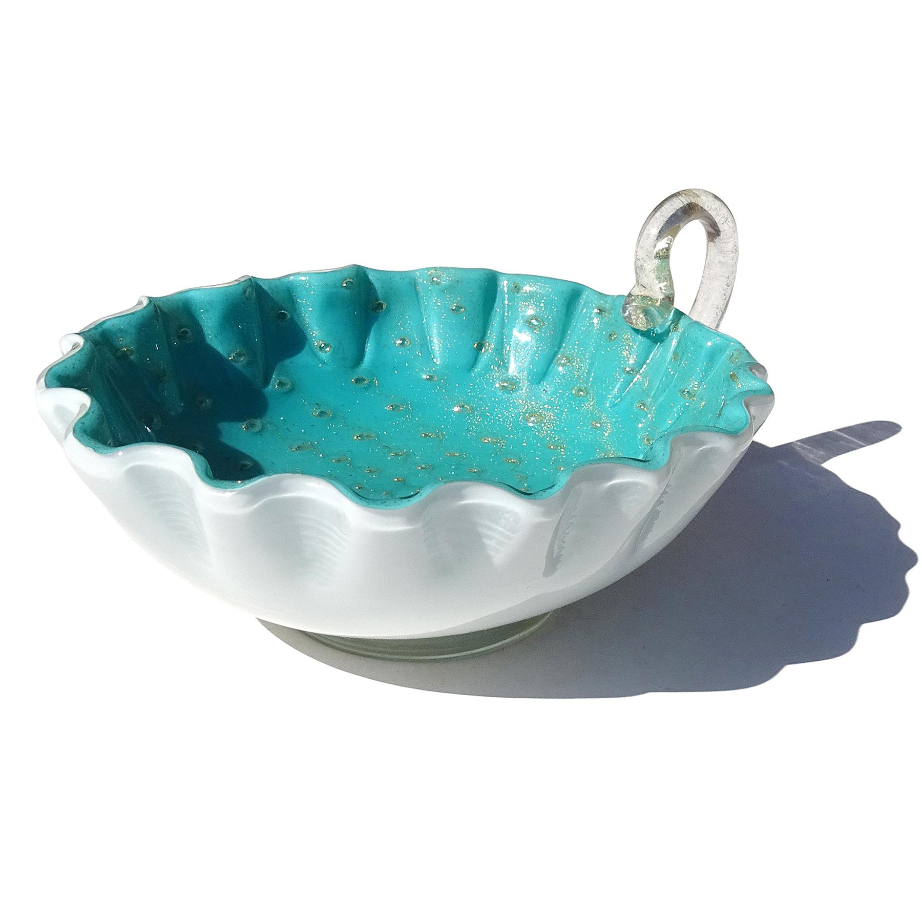 Italienische Schale mit gerafftem Rand aus Murano-Kunstglas in Teal mit Goldflecken und Blasenform und Griff (Moderne der Mitte des Jahrhunderts) im Angebot