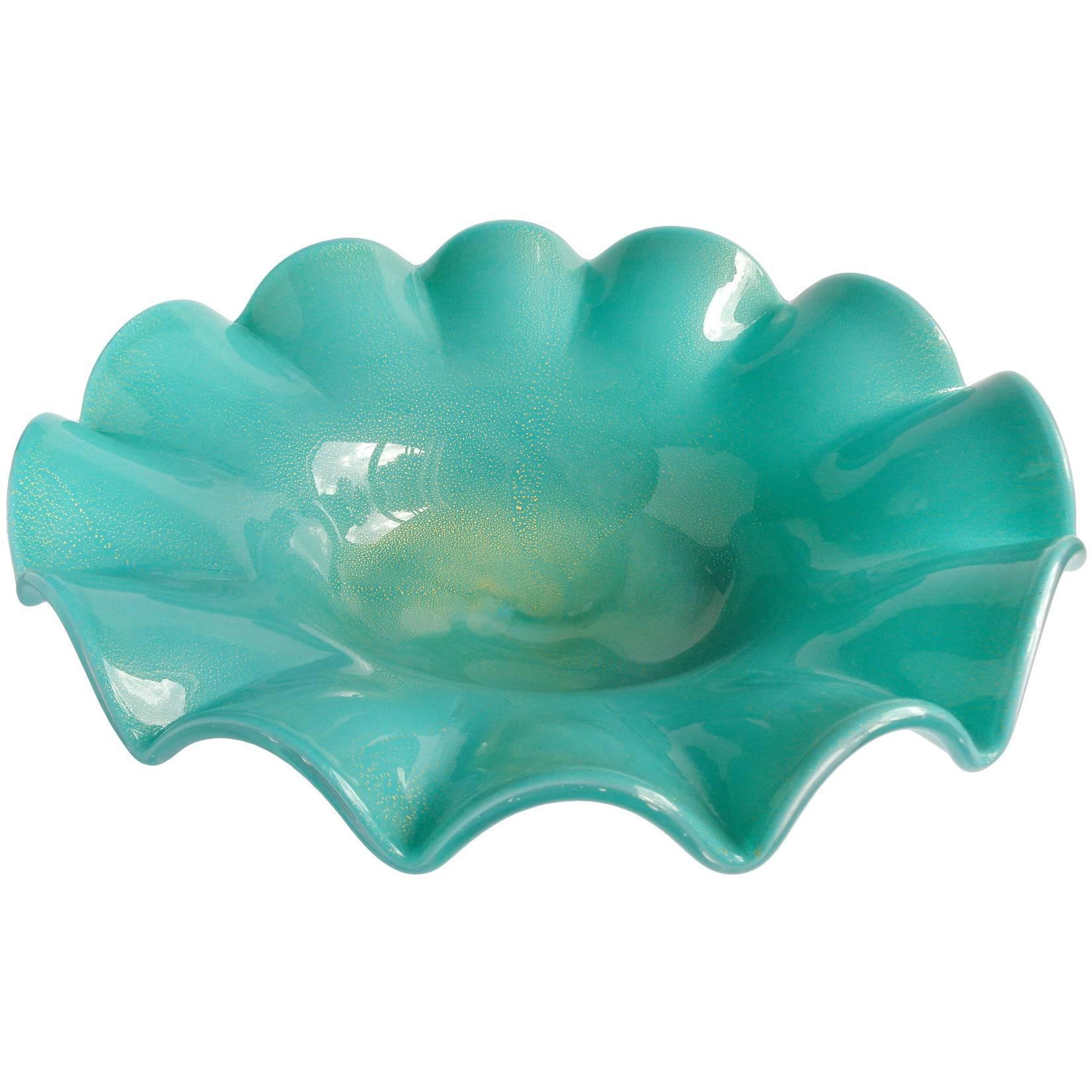 Precioso cuenco de Murano soplado a mano, muy grande, de color verde jade y motas doradas. Está creado al estilo de la empresa A.Ve.M. (Arte Vetraria Muranese). El cuenco es sustancioso, con un gran diseño de volantes en el borde. La superficie está