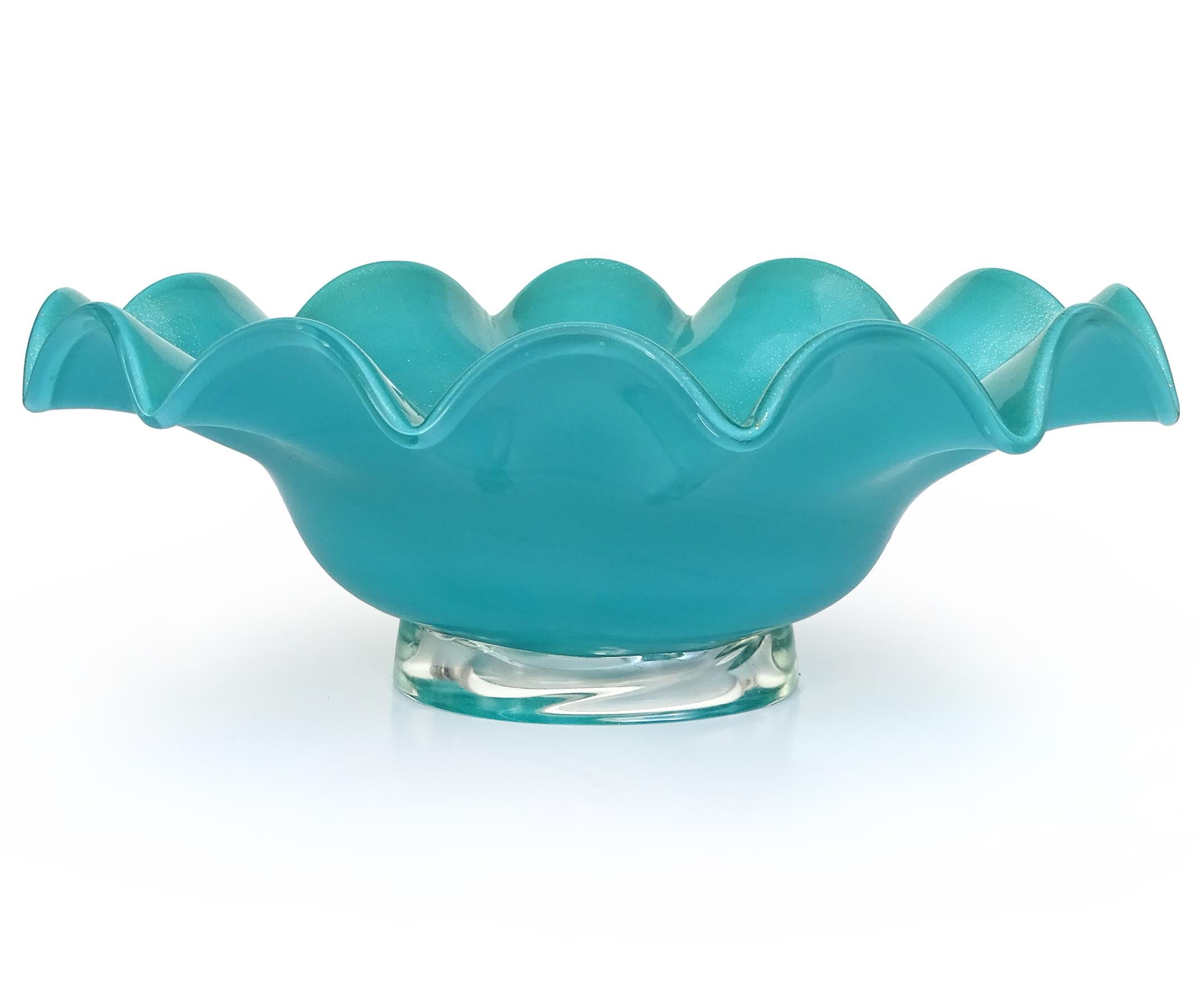 Cuenco con pie de cristal artístico italiano de Murano verde turquesa y motas doradas Italiano en venta