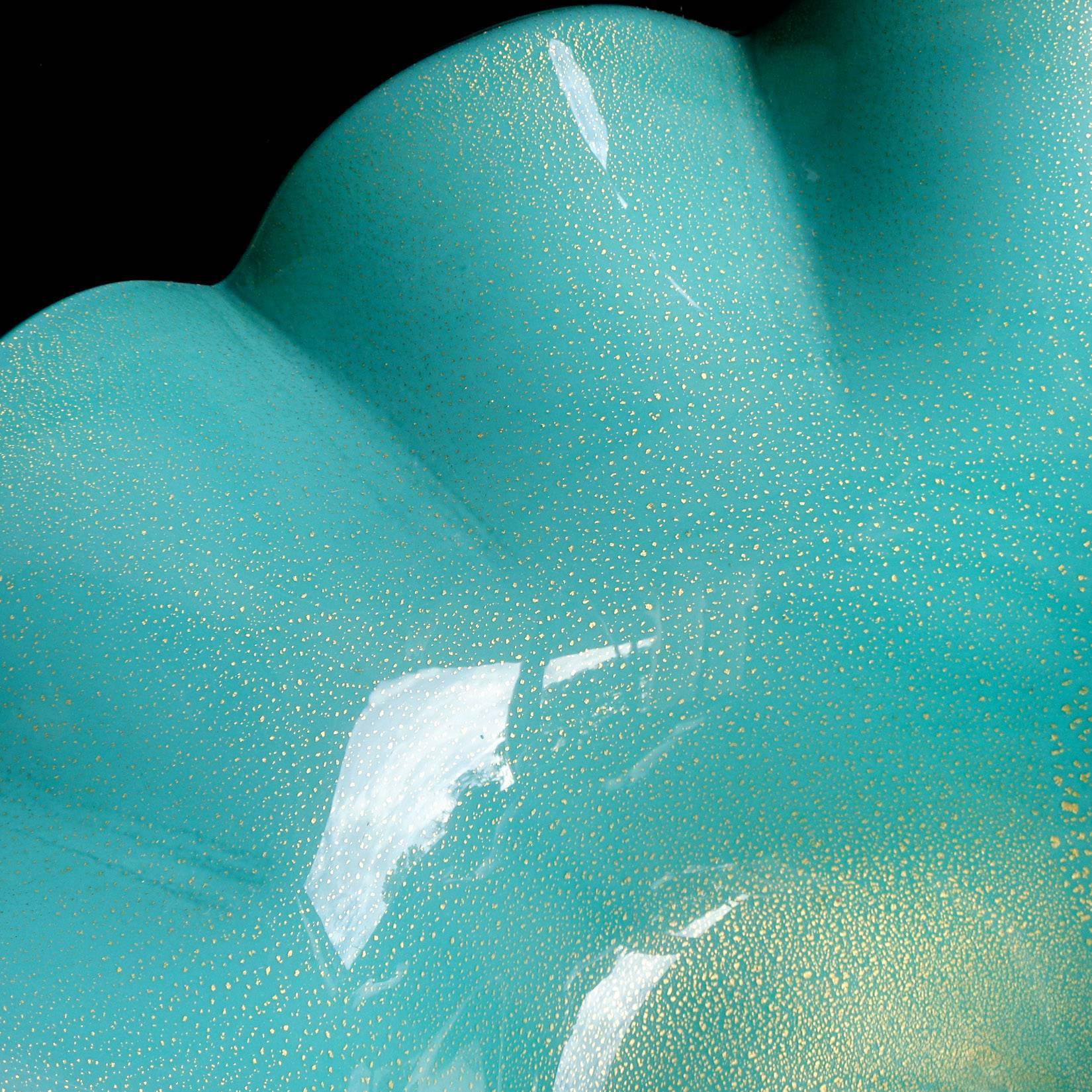 Cuenco con pie de cristal artístico italiano de Murano verde turquesa y motas doradas Hecho a mano en venta