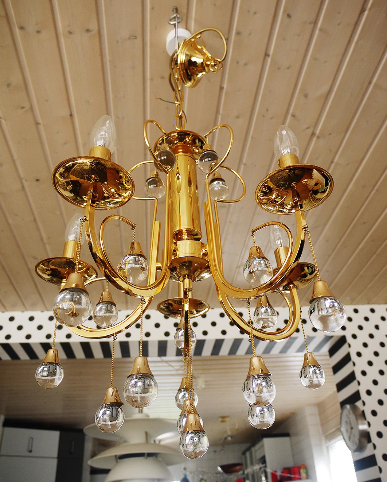 Elegant lustre en forme de goutte avec des boules en verre de Murano montées sur une monture en laiton doré. Les verres suspendus ressemblent à des gouttes d'eau. Le lustre éclaire magnifiquement et offre beaucoup de lumière. Fabriqué et conçu par