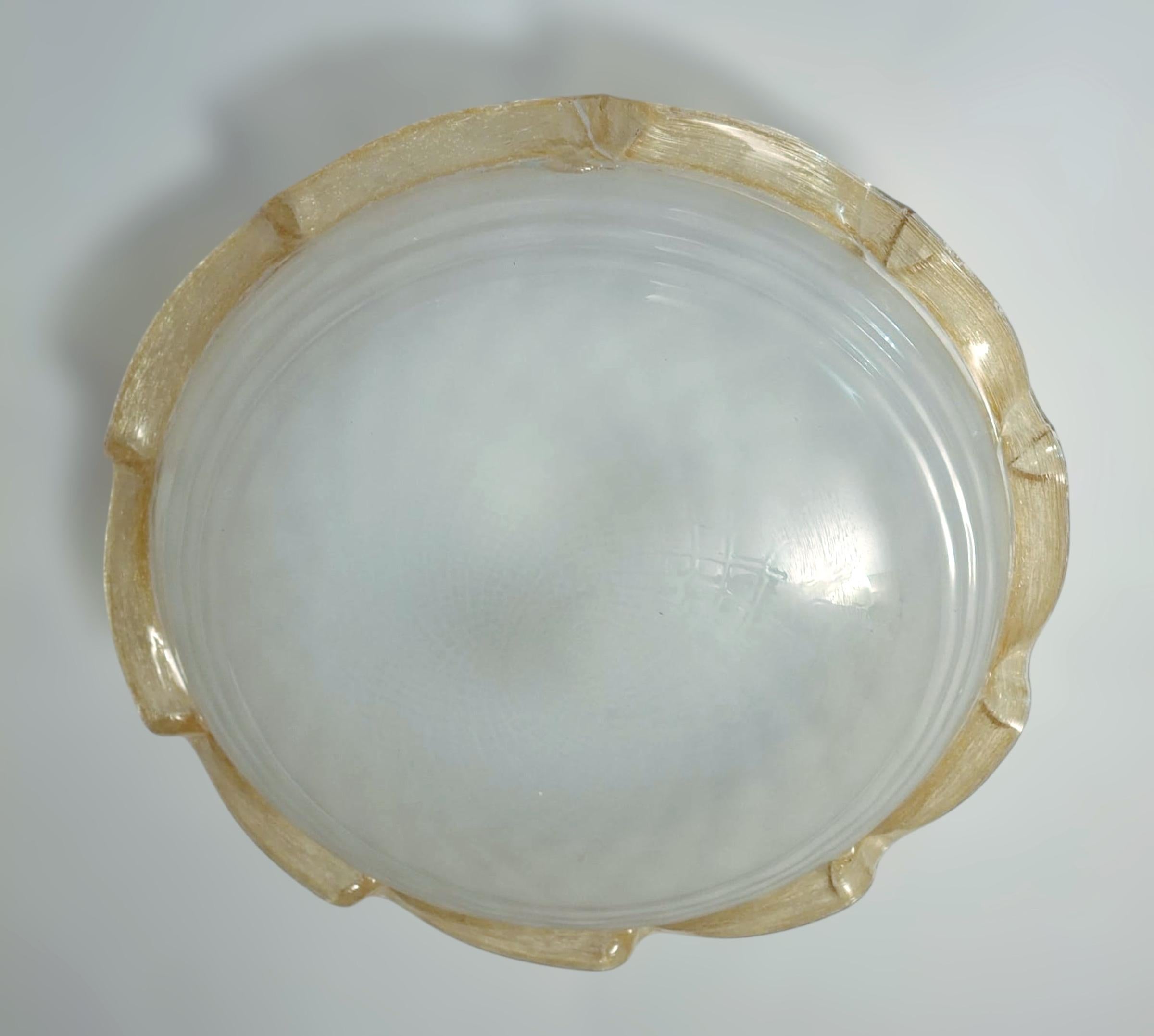Plafonnier ou applique murale vintage italien avec un abat-jour texturé en verre de Murano blanc dépoli entouré d'une bordure en ambre doré clair / Fabriqué en Italie dans le style de Barovier&Toso, vers les années 1960.
Dimensions : diamètre 22