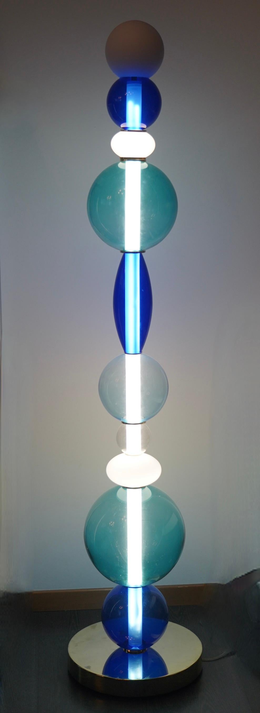 Un Totem in vetro di Murano unico nel suo genere, un design straordinario per una lampada da terra in vetro e ottone. Il Totem è un pezzo unico.

La lampada da terra è composta da una base in ottone con un diametro di circa 39 centimetri; sopra