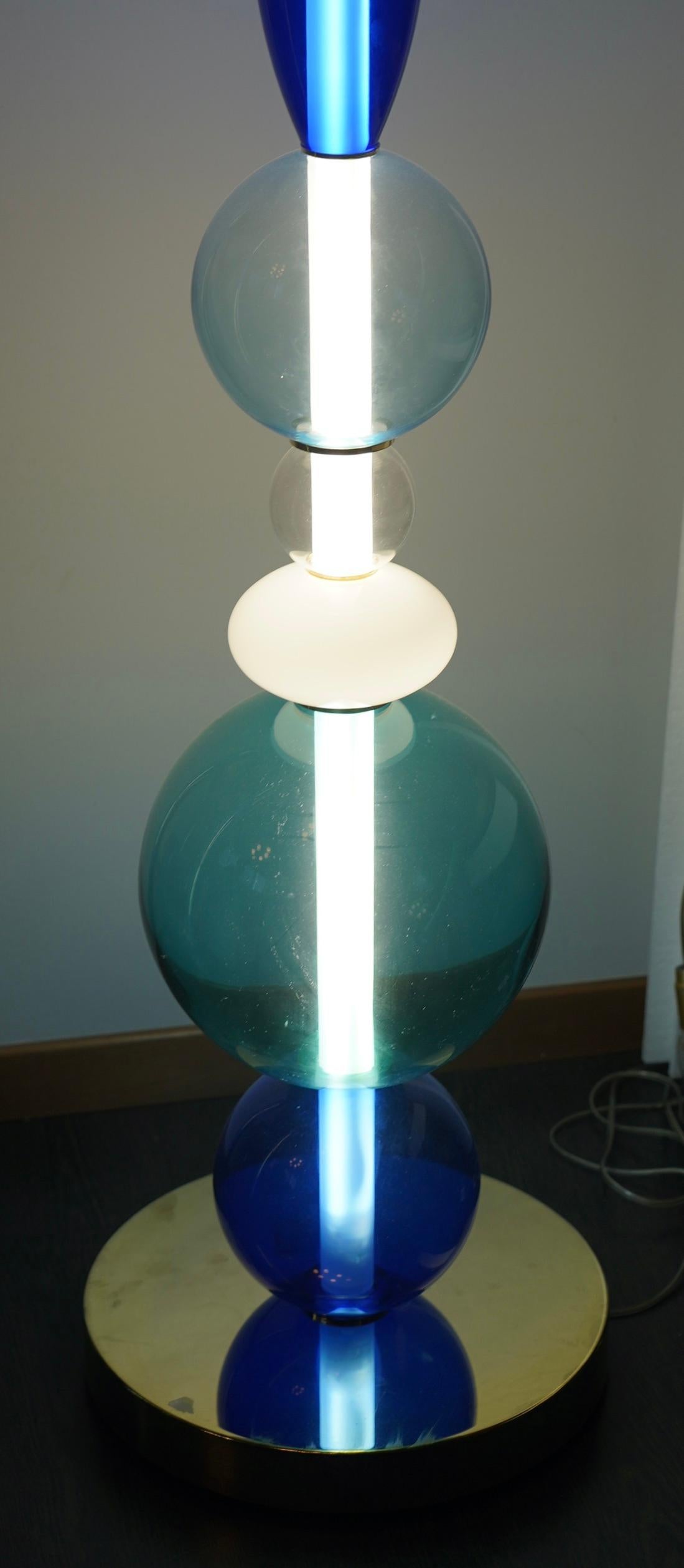 XXI secolo e contemporaneo Lampada da terra in vetro di Murano Part One e ottone, 2020 in vendita