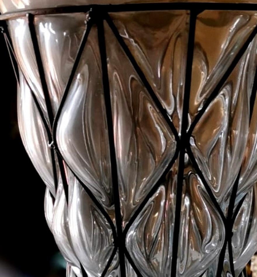 Vase en verre de Murano transparent soufflé dans une cage en métal en vente 1