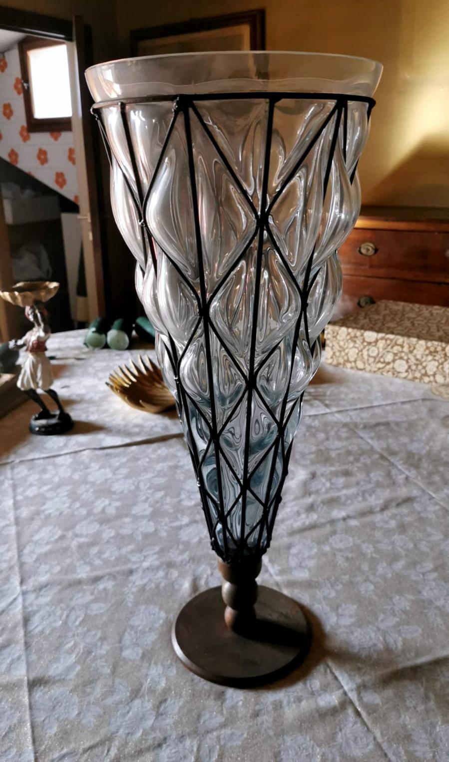 Vase en verre de Murano transparent soufflé dans une cage en métal en vente 2