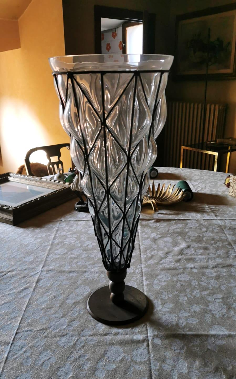 Vase en verre de Murano transparent soufflé dans une cage en métal en vente 3
