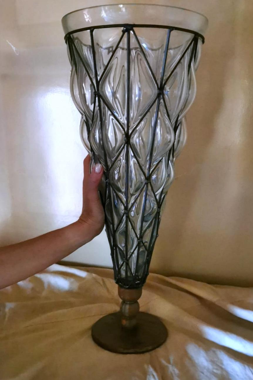 Vase en verre de Murano transparent soufflé dans une cage en métal en vente 4