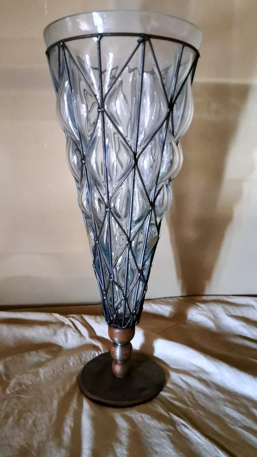 Art déco Vase en verre de Murano transparent soufflé dans une cage en métal en vente