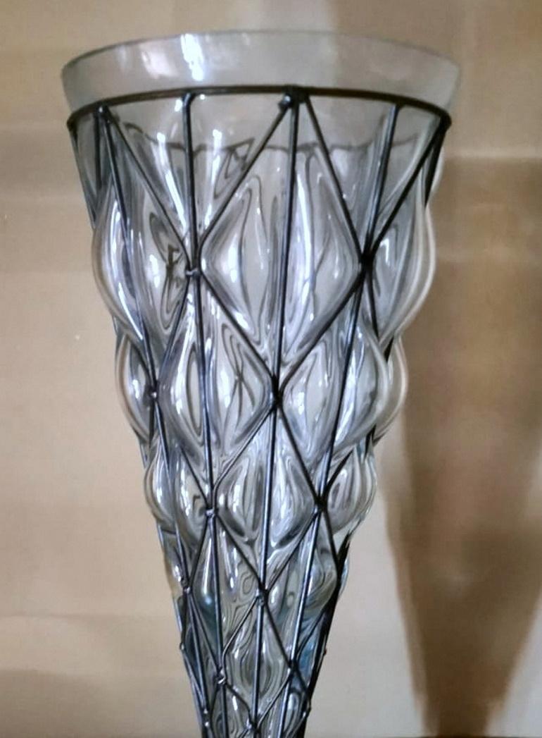 italien Vase en verre de Murano transparent soufflé dans une cage en métal en vente