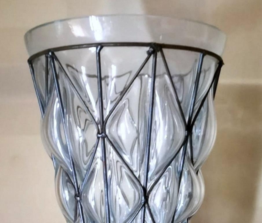 Fait main Vase en verre de Murano transparent soufflé dans une cage en métal en vente