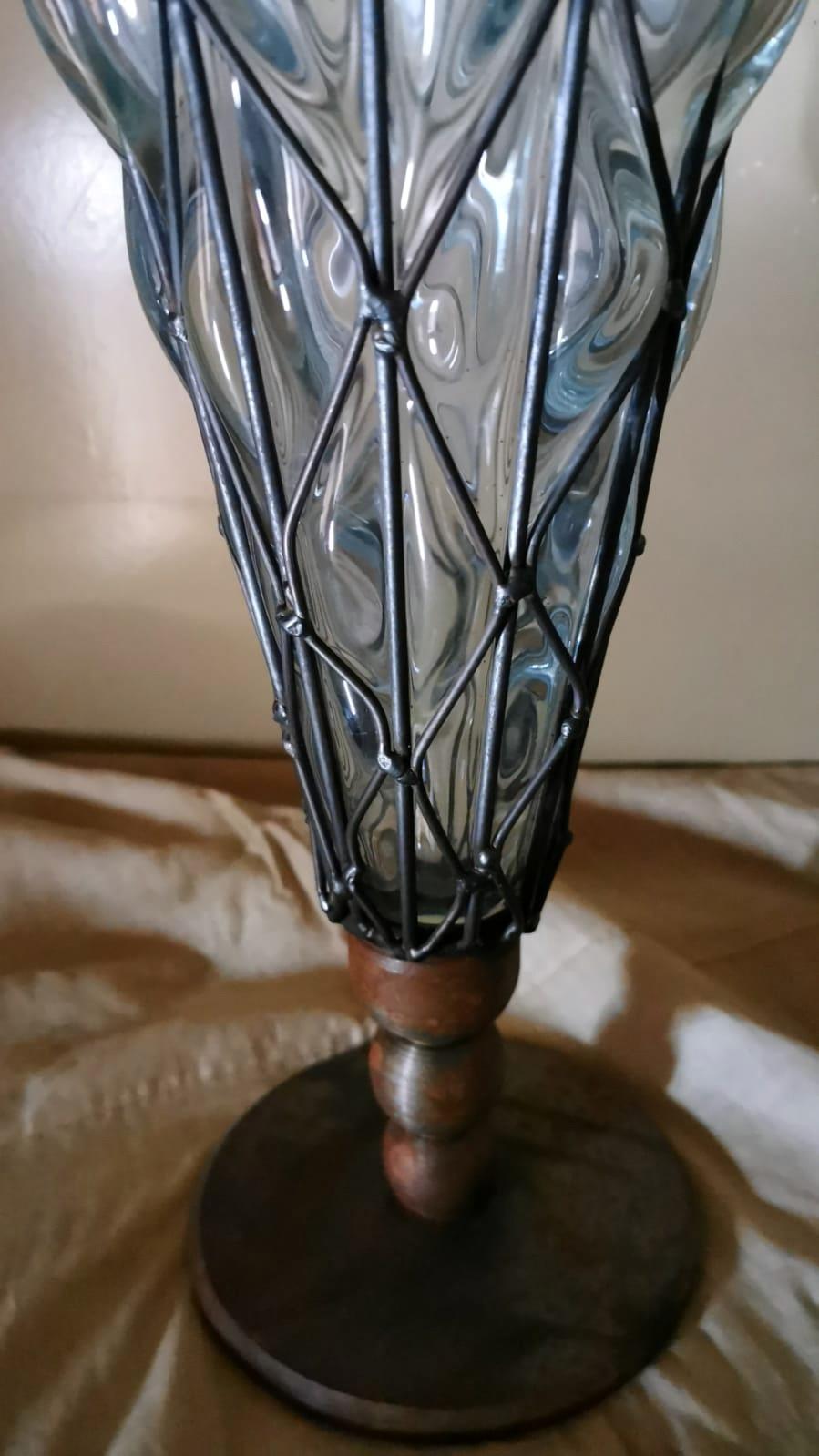 Verre de Murano Vase en verre de Murano transparent soufflé dans une cage en métal en vente