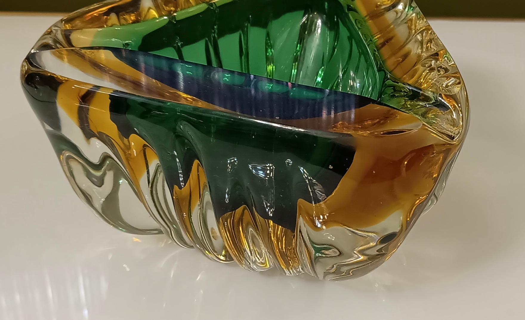 Ashtray made of a particular submerged glass, with a wonderful double color of green and yellow. Refinement and class as in the Murano style, one-of-a-kind pieces that always remain precious.

The ashtray is made of Murano glass, triangular in