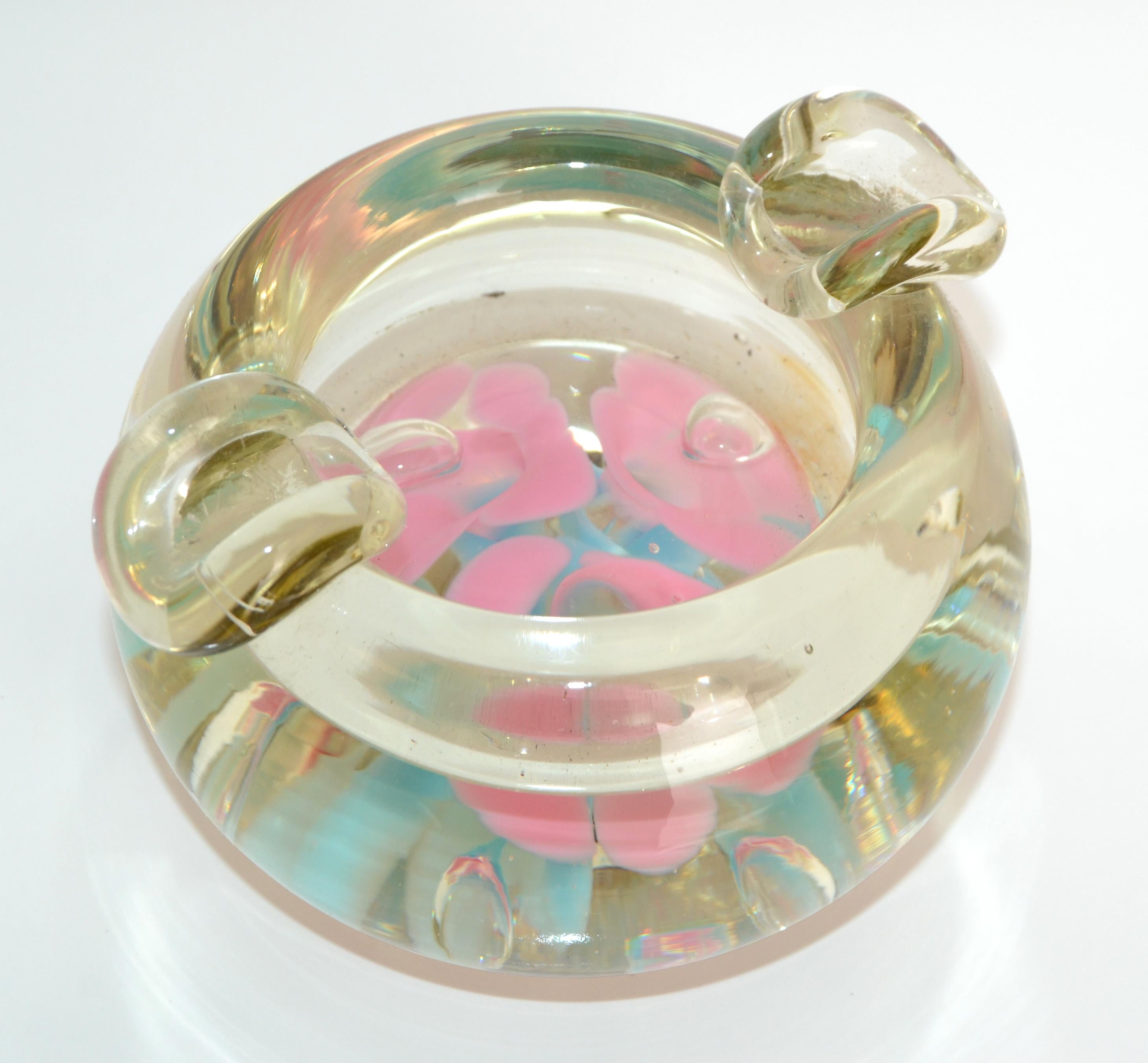 Bol en verre soufflé transparent à triple paroi en verre de Murano, datant du milieu du siècle dernier, avec des fleurs flottantes roses et bleues, pour attraper ou cendrier. 
Fabriqué en 1960.
Tout simplement magnifique.