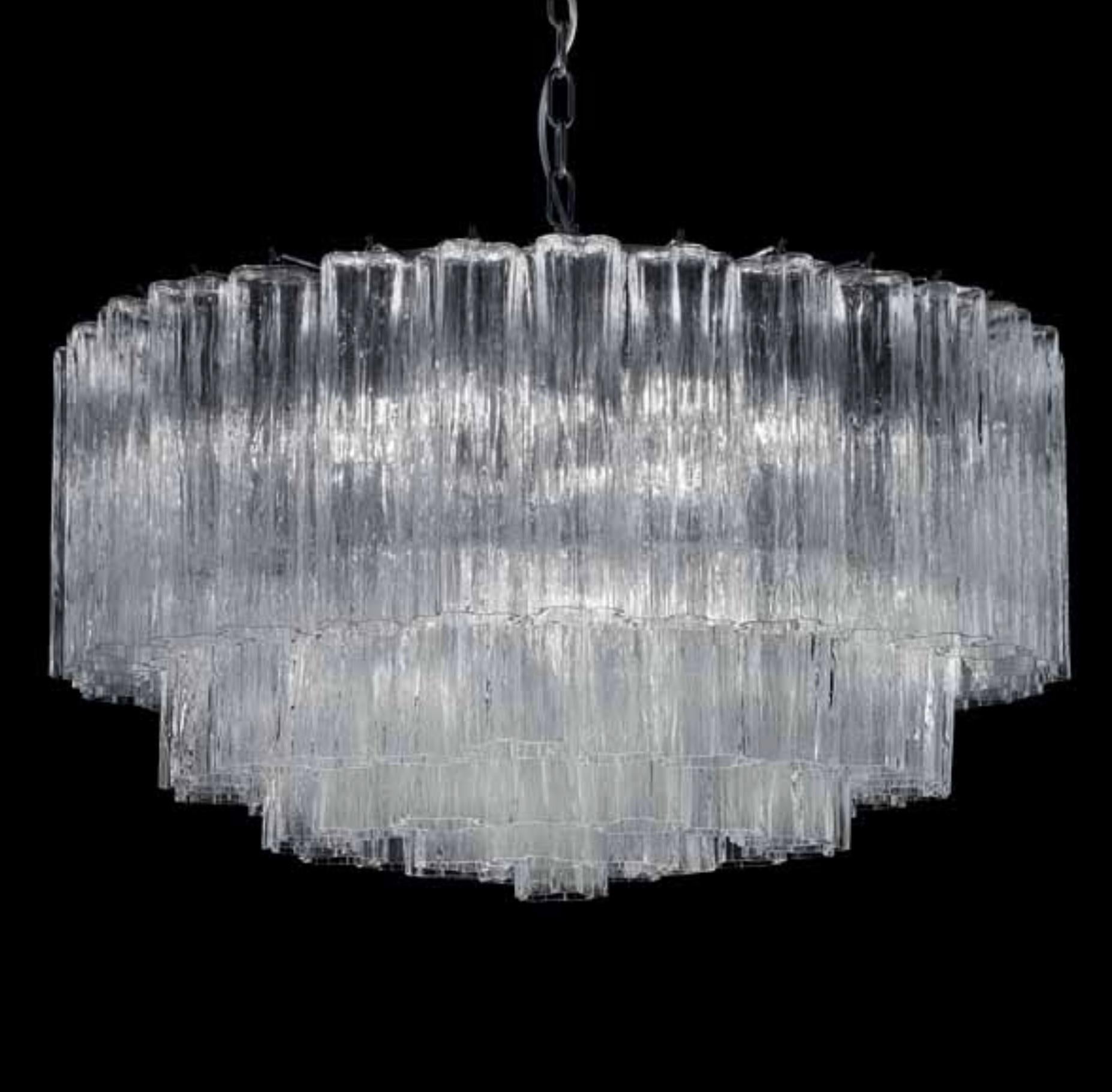 Lampadario italiano con vetri tronchi di Murano trasparenti montati su una struttura in metallo cromato / Prodotto in Italia da FABIO LTD
Misure: diametro 29,5 pollici, altezza 16 pollici più la catena e il baldacchino 
6 luci / tipo E26 o E27 / max