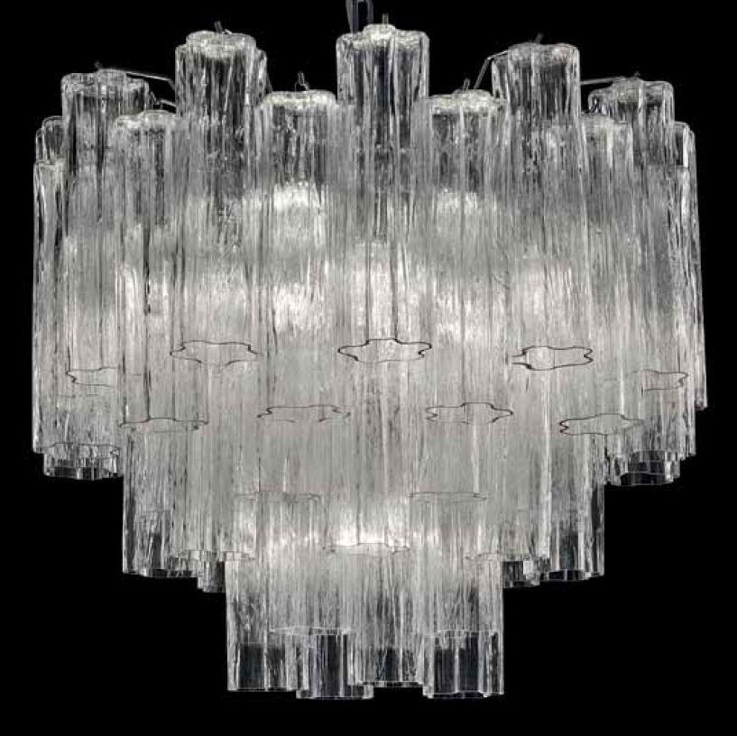 Lustre italien avec 49 verres tronchi Murano transparents de 25 cm de long, montés sur une monture en métal chromé / Fabio LTD en Italie
Dimensions : diamètre 23,5 pouces, hauteur 21,5 pouces plus la chaîne et le baldaquin 
6 lampes, type E26 ou
