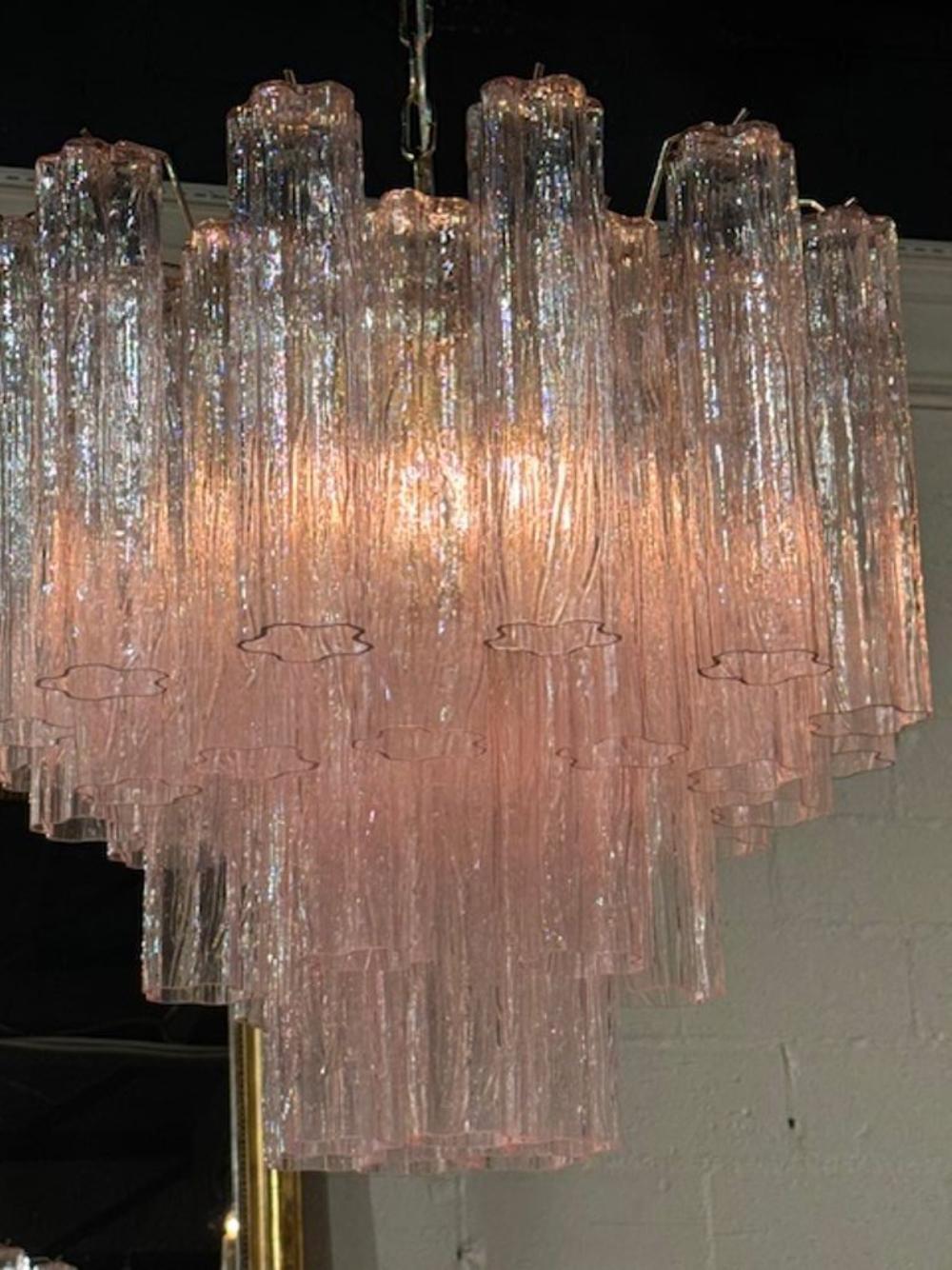 Vetro soffiato Lampadario in vetro rosa Tronchi di Murano in vendita