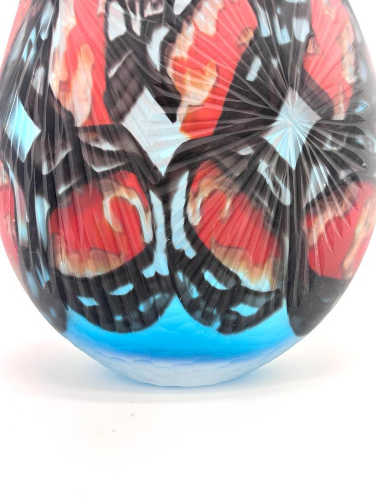 
Wunderschöne Vase aus mundgeblasenem Murano-Glas, ein Unikat des berühmten Meisters Afro Celotto mit der Bezeichnung 1/1. Die Vase besticht durch ihre türkise Farbe, die mit Medaillons aus bordeauxfarbenen Stöcken und Murrinen verziert ist, die dem