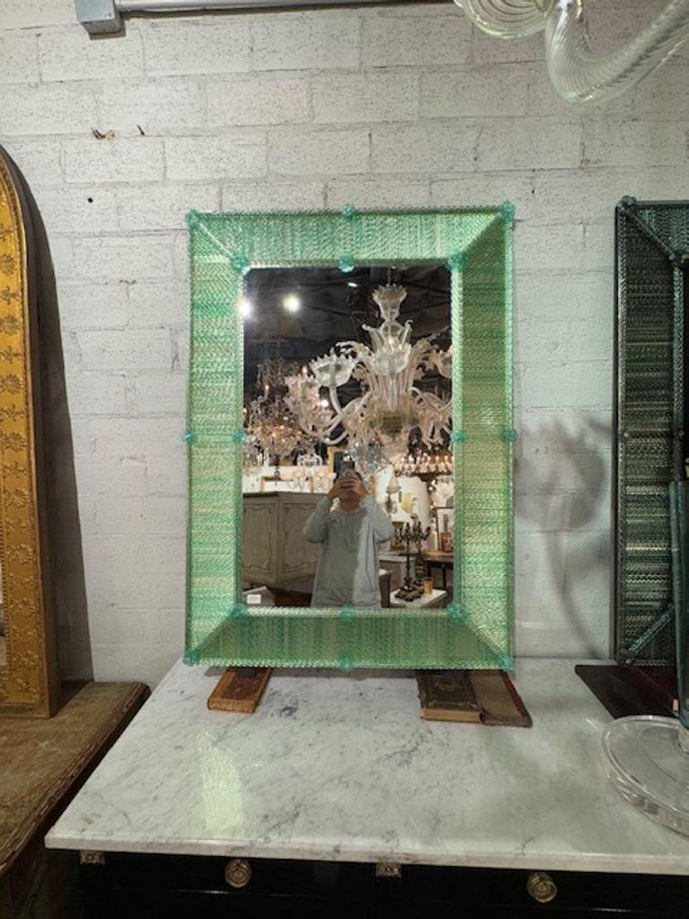 Miroir à baguette moderne en verre de Murano, de couleur vert clair. Ce verre est magnifique en personne et il y a tellement de profondeur dans la torsion du verre. Parfait pour les designs transitionnels d'aujourd'hui ! 37w x 52h