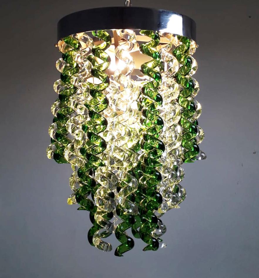 Luminaire italien vintage avec des verres soufflés à la main, transparents et verts, suspendus à un cadre chromé, fabriqué en Italie par Mazzega, vers les années 1960
Mesures : diamètre de 14,5 pouces, hauteur de 21,5 pouces, hauteur totale de 49
