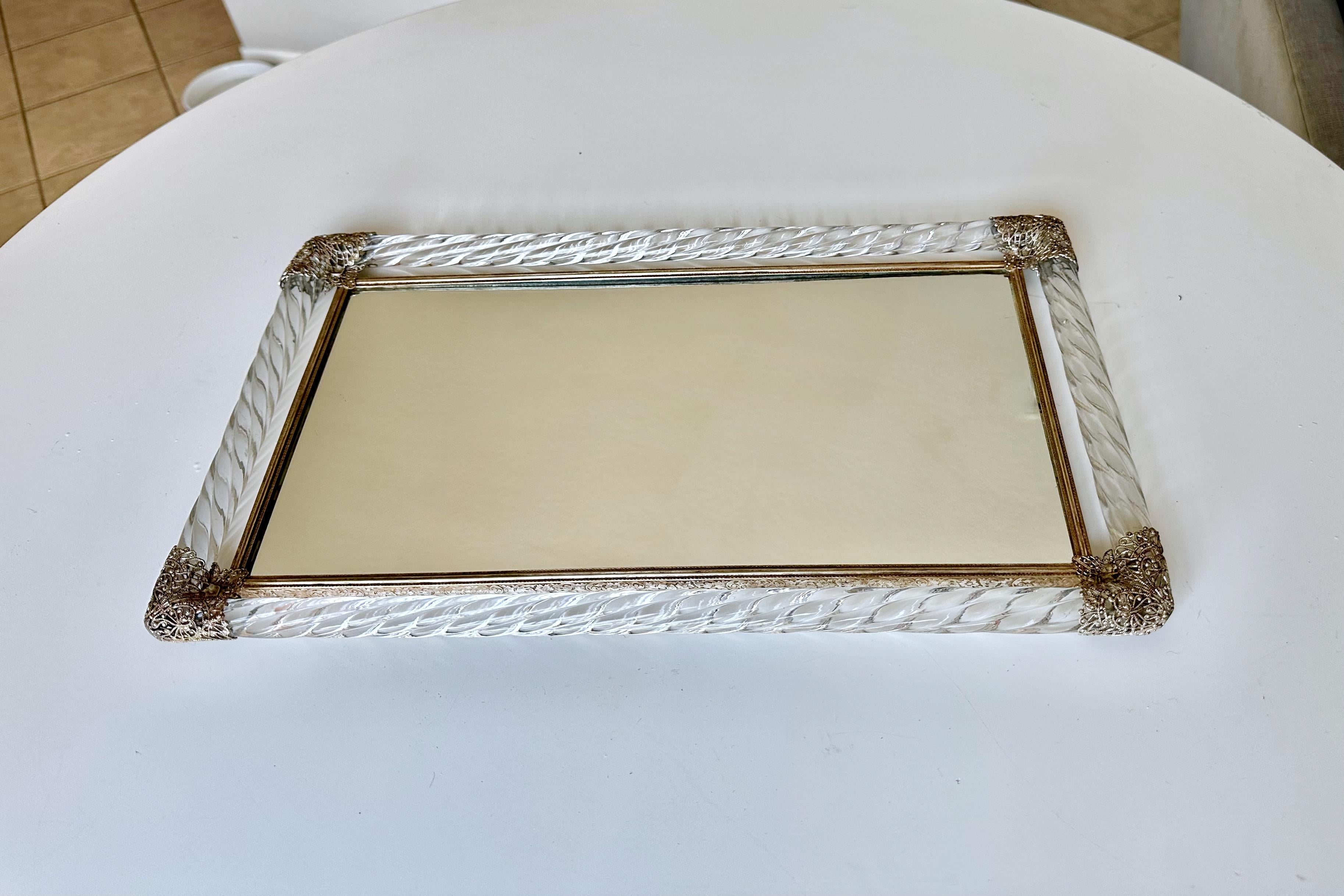 Plateau de toilette en verre à corde torsadée de Murano en vente 4