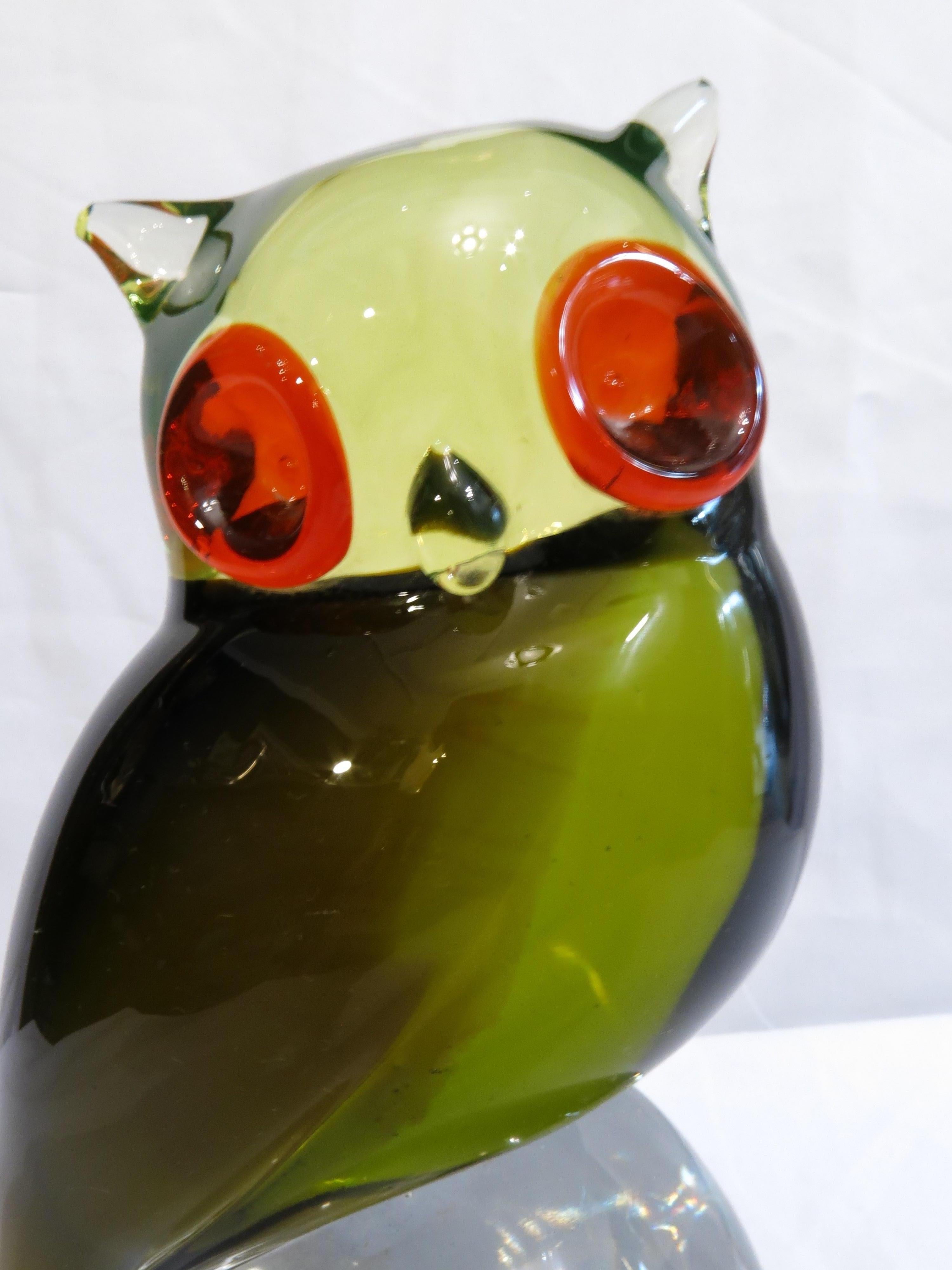 Beautiful vintage Murano uranium hand blown Italian glass owl sculpture.
The effect of the uranium is really amazing, it turns into almos fluorescent colours!
Mid-Century Modern.