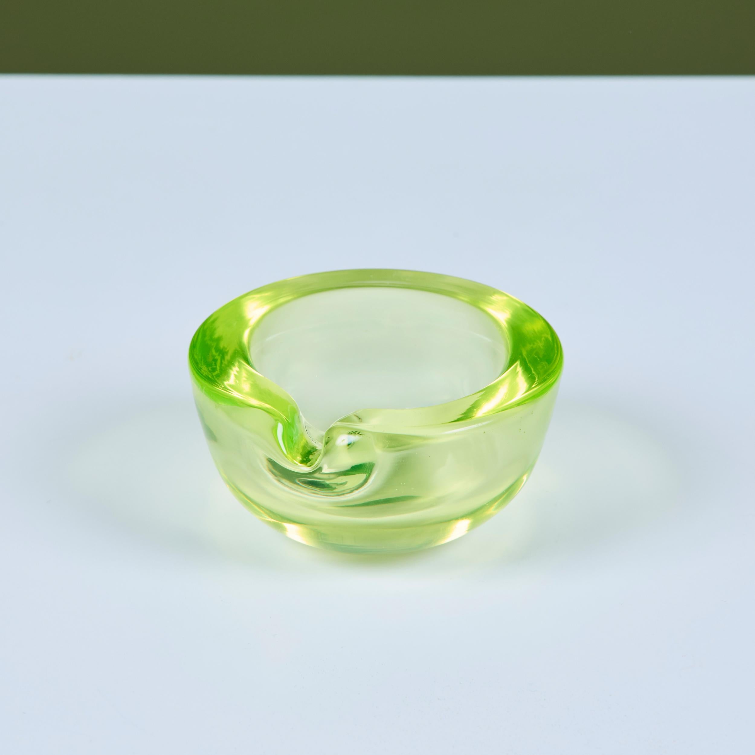 Murano Uran-Glas gekniffene Schale im Angebot 4