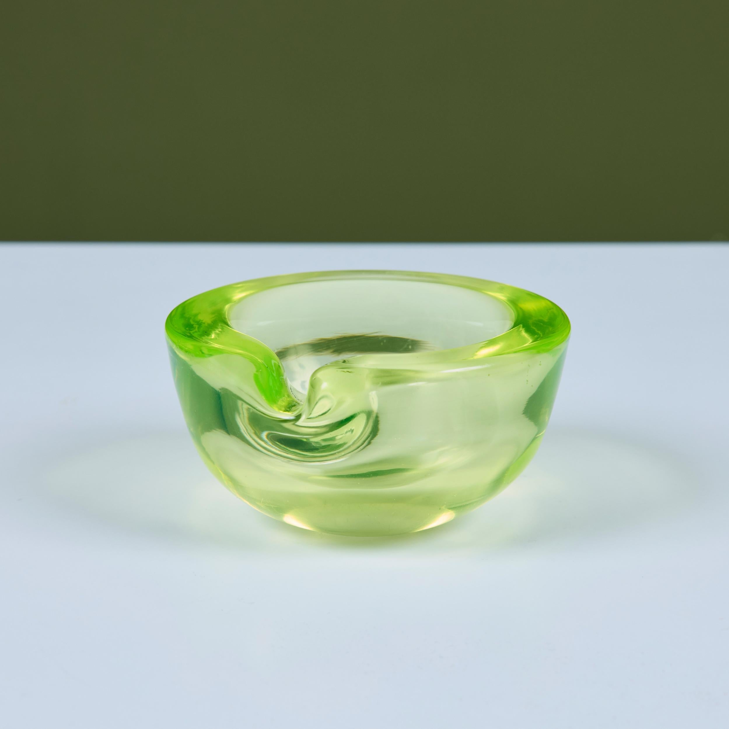 Murano Uran-Glas gekniffene Schale im Angebot 5