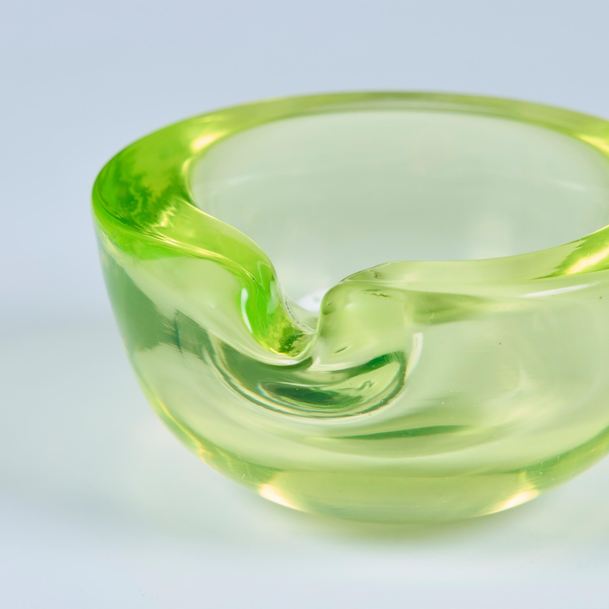 Murano Uran-Glas gekniffene Schale im Zustand „Gut“ im Angebot in Los Angeles, CA