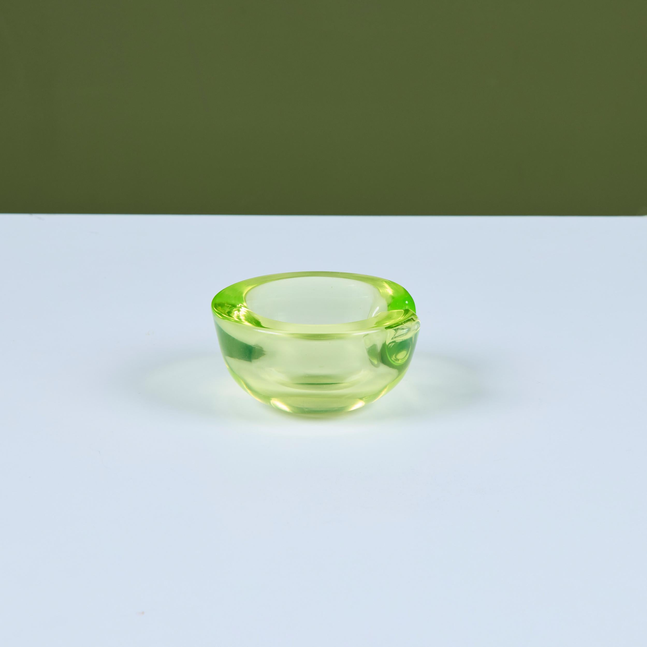 Murano Uran-Glas gekniffene Schale im Angebot 1