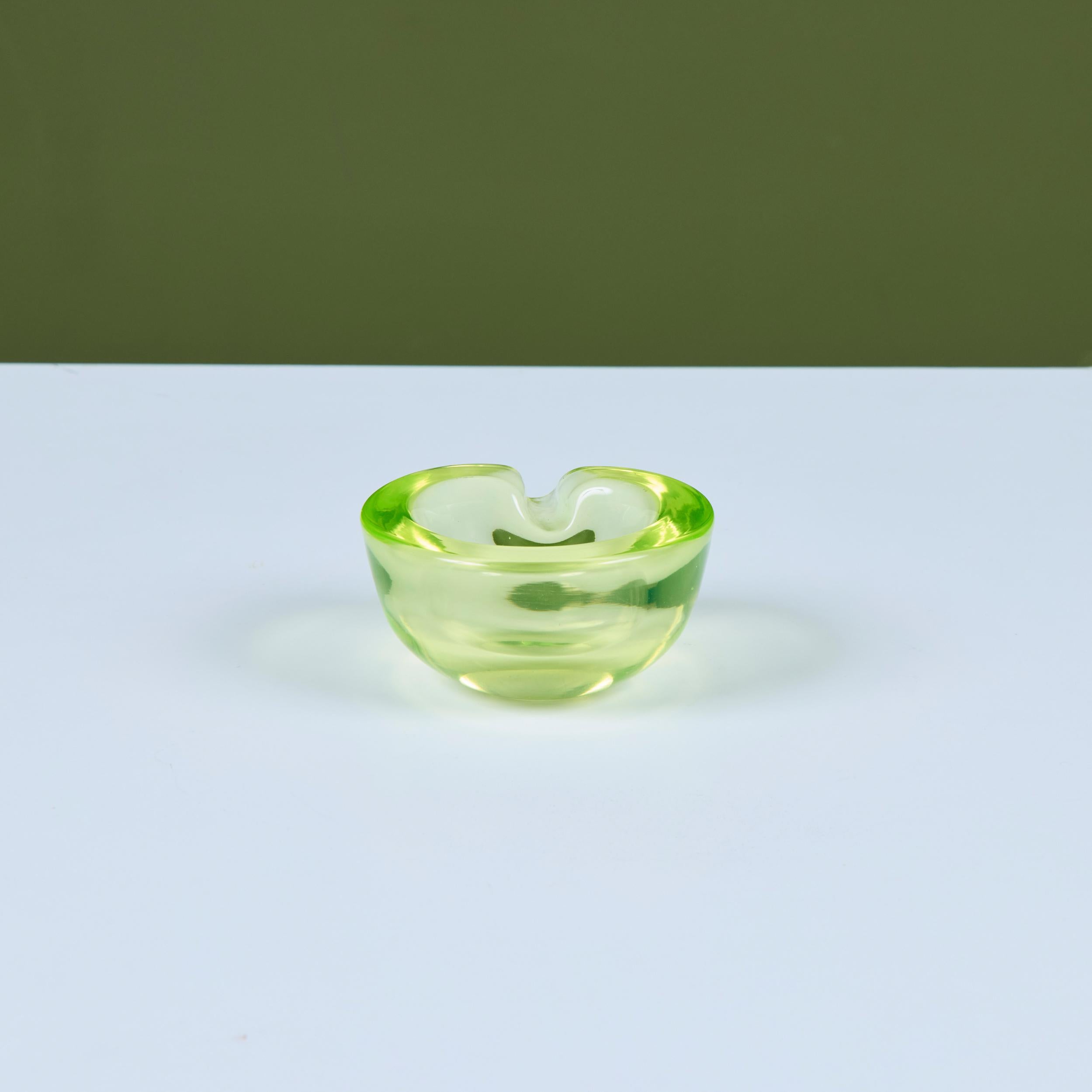 Murano Uran-Glas gekniffene Schale im Angebot 2