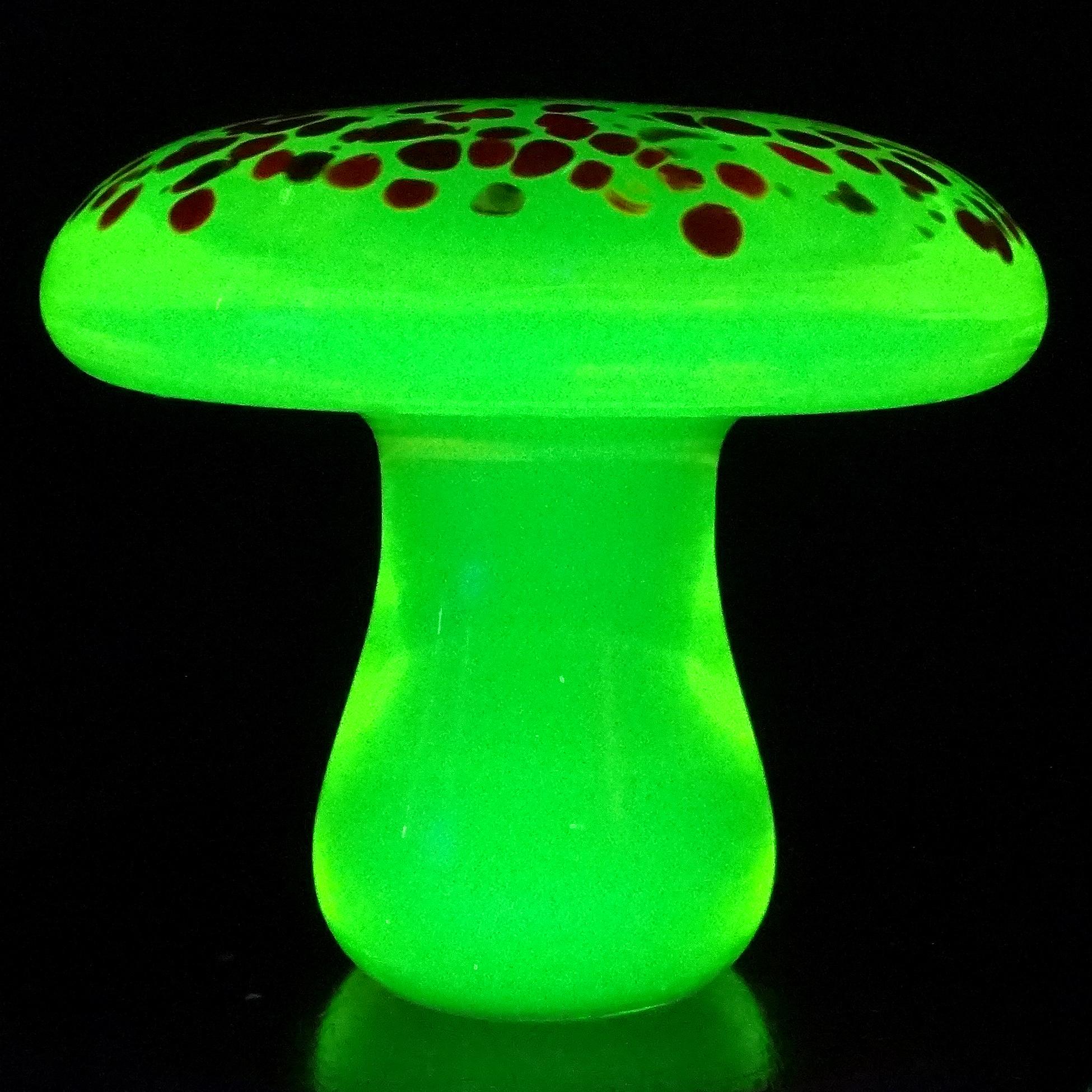 Murano Uran Glow Pilz Fliegenpilz Italienische Kunst Glas Briefbeschwerer Skulptur (Moderne der Mitte des Jahrhunderts) im Angebot