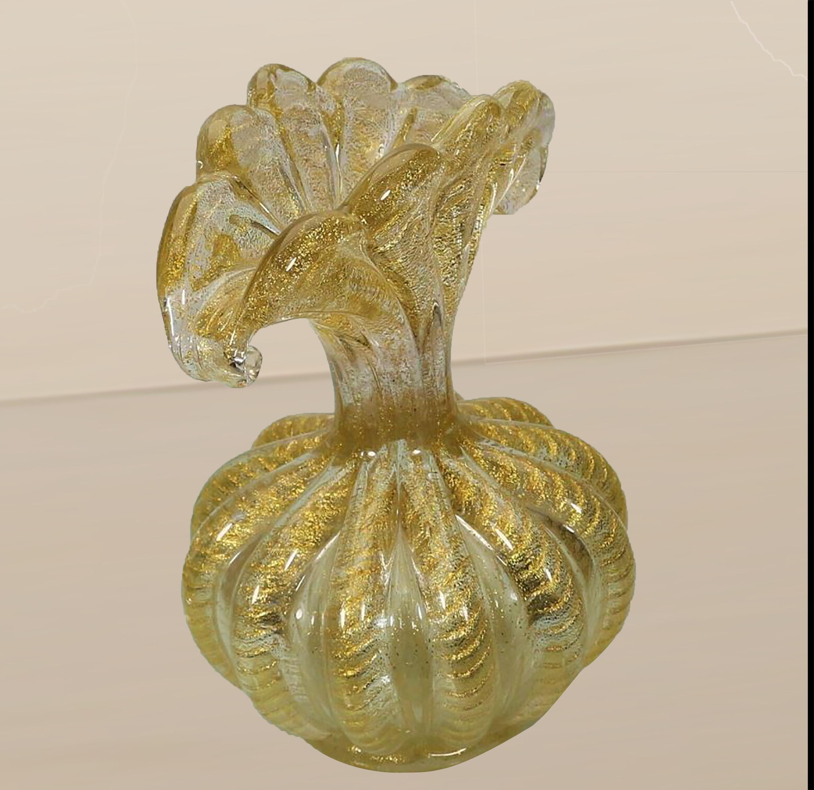 Murano vase by Barovier & Toso Corodonato Doro decor.

The vase in the form of a calabash with an extended mouth, blown in a rib model, gold dust spiral in the ribs and a clear glass overlay.

Measures: Height 19.6 cm.
Mouth diameter 15.6 cm x