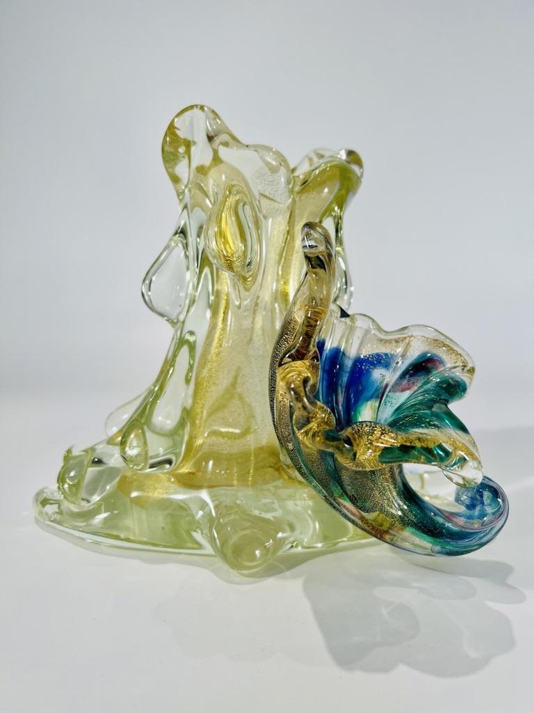 Incroyable vase en verre de Murano avec or et corne d'abondance appliqué par Archimede Seguso circa 1950.