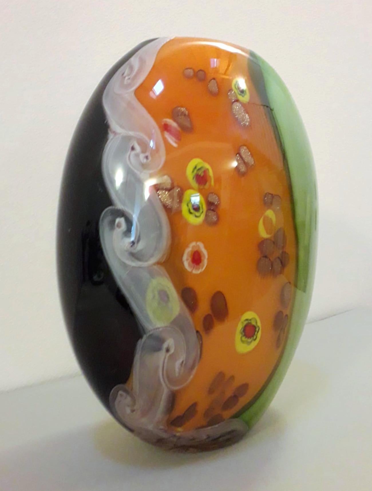 Vase aus italienischem Muranoglas mit grüner, orangefarbener, weißer und schwarzer Farbe, durchzogen mit Murrine / Hergestellt in Italien von Effe Due, ca. 1970er Jahre
Originaletikett und -marke auf dem Glas
Maße: Höhe 14 Zoll, Durchmesser 11