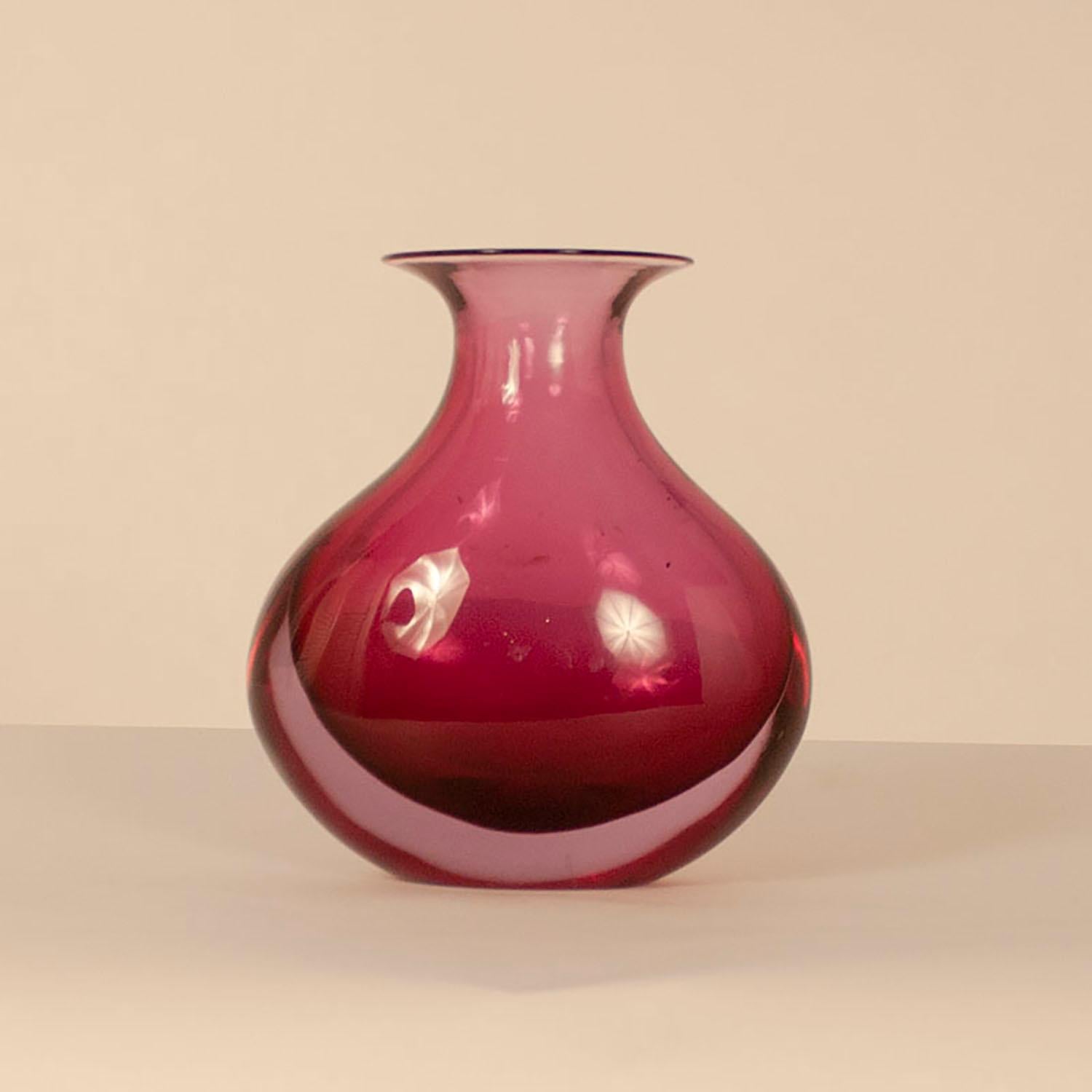 Fuchsia Murano vase, designed by Flavio Poli, 1960s. Midcentury.
Origin Italy.
It is a vase that has a very particular color.