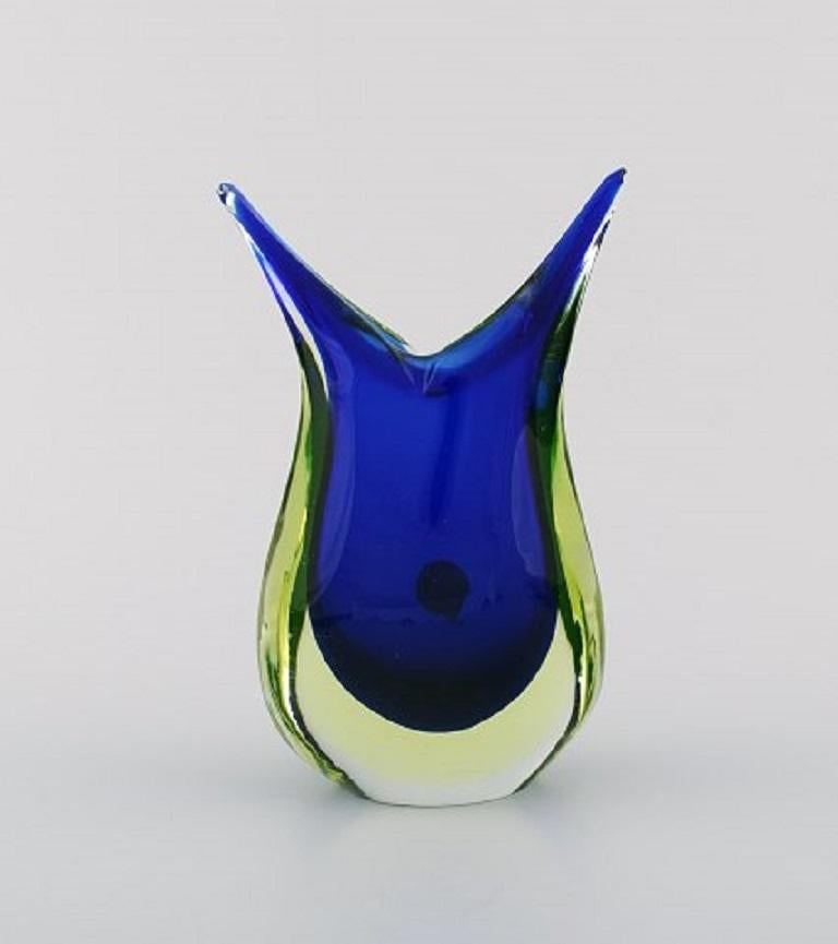 Murano vase in blue mouth blown art glass. Italian design, 1960s.
Measures: 16 x 10.5 cm.
In perfect condition.
Sticker
