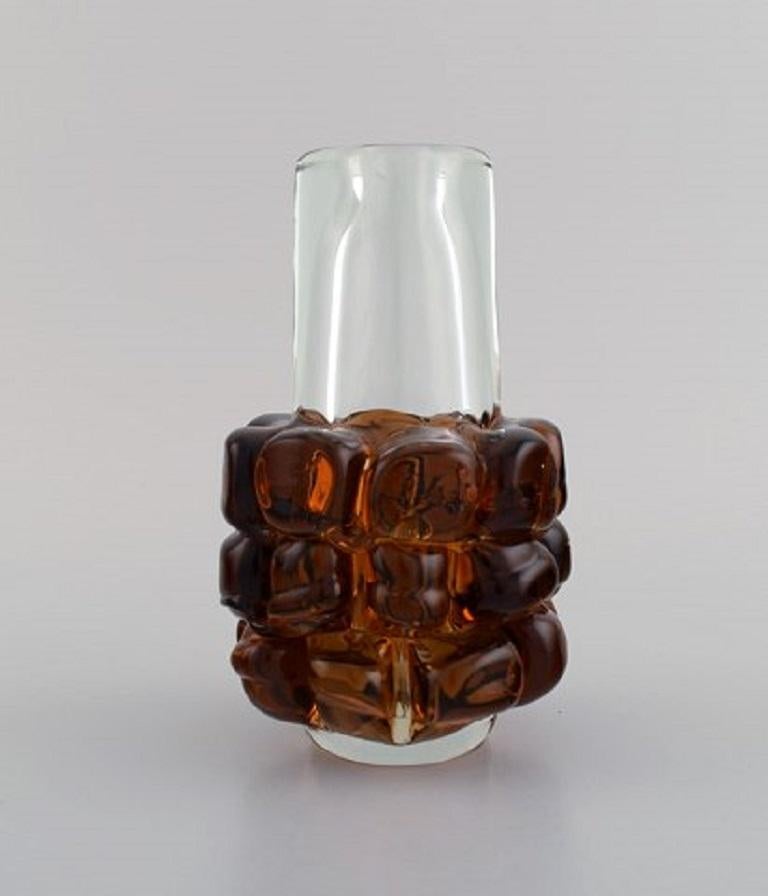 Murano vase in clear and amber colored mouth-blown art glass. Italian design, 1960s-1970s.
Measures: 16.5 x 10 cm.
In excellent condition.